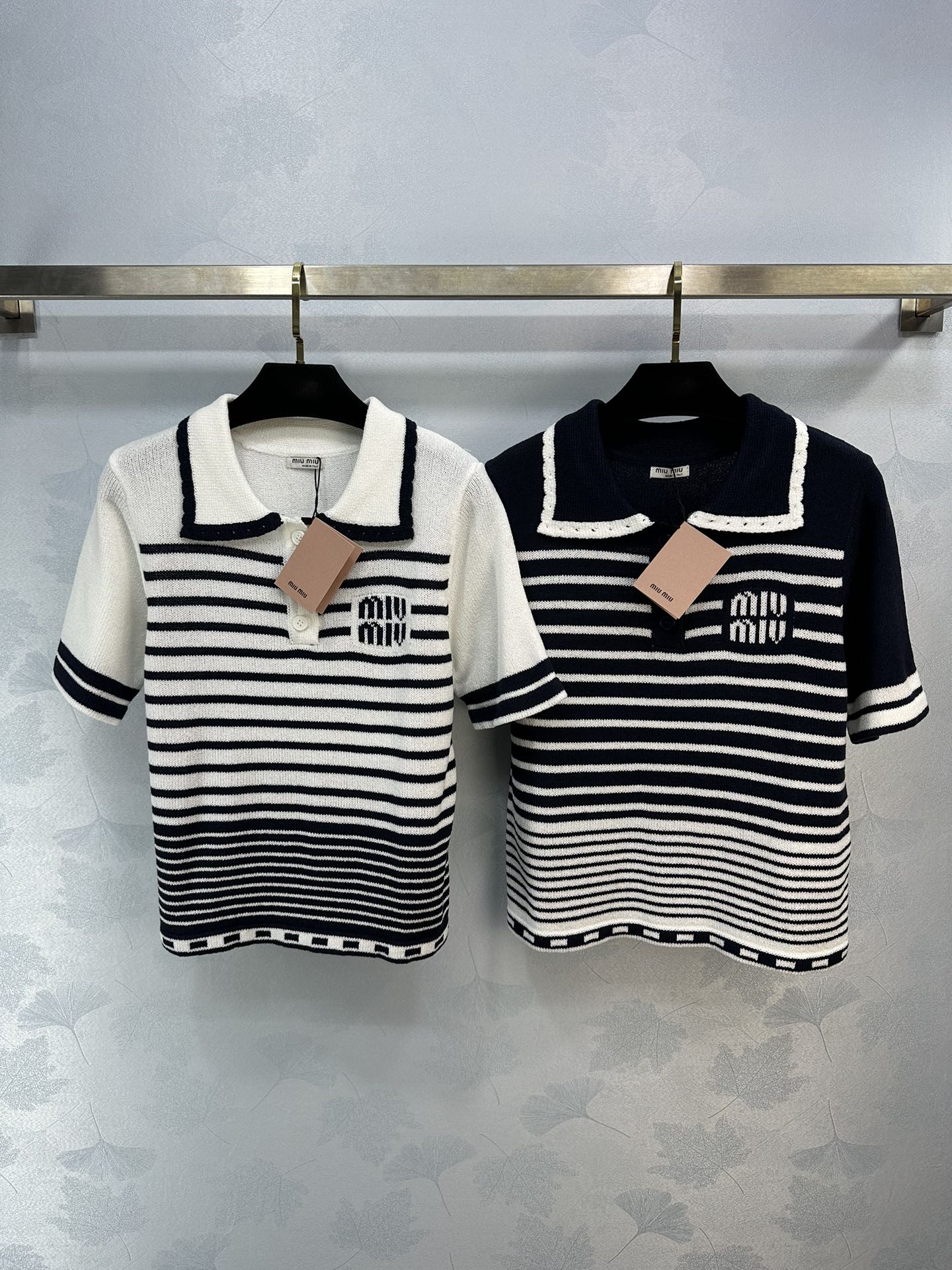 Miu Miu-2404-24 Вязаный топ в полоску с воротником и короткими рукавами для ранней весны