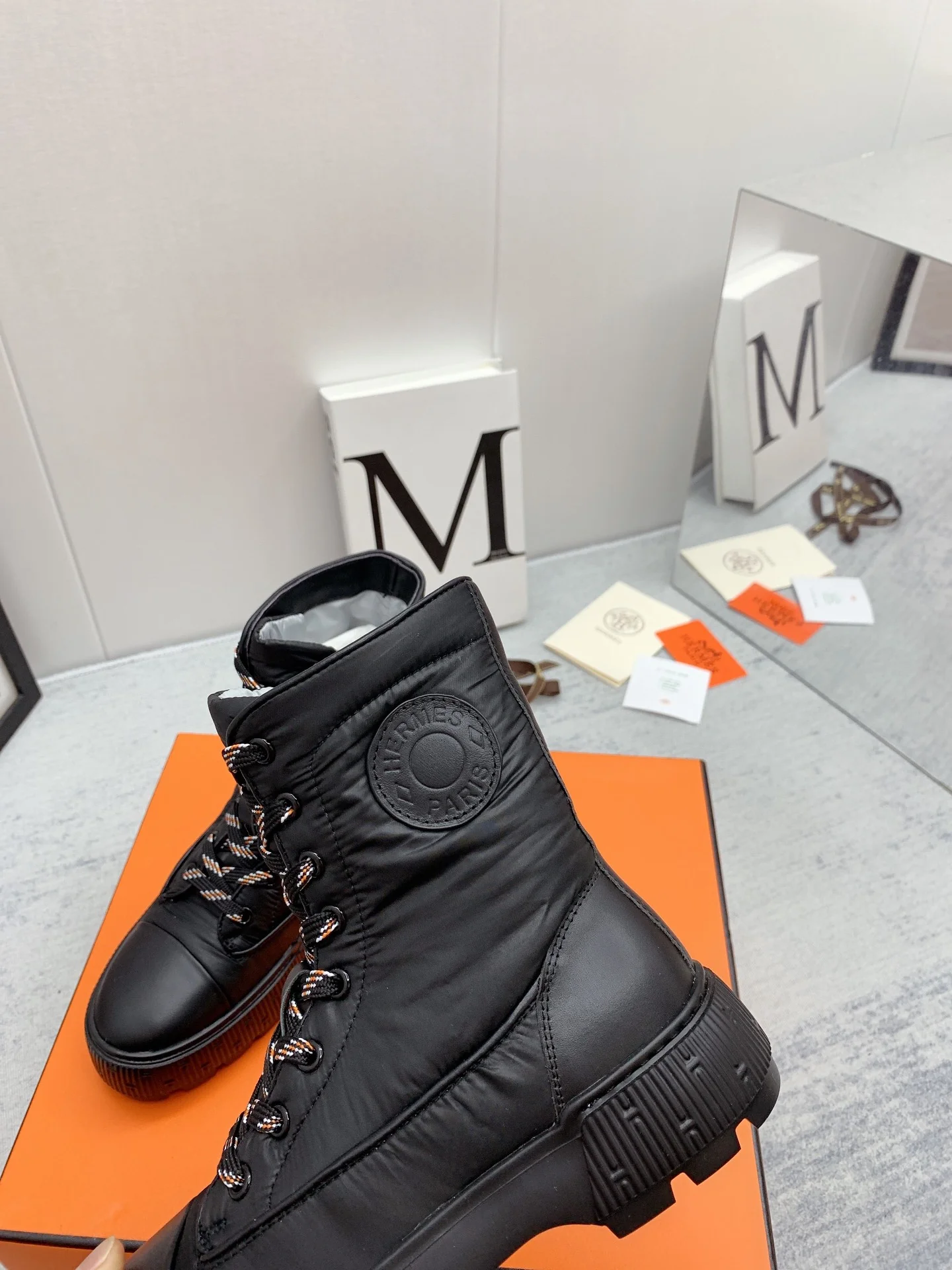 Новинка сезона осень/зима 2023 от Hermes - Водонепроницаемые ботинки из парашютной ткани - Черные