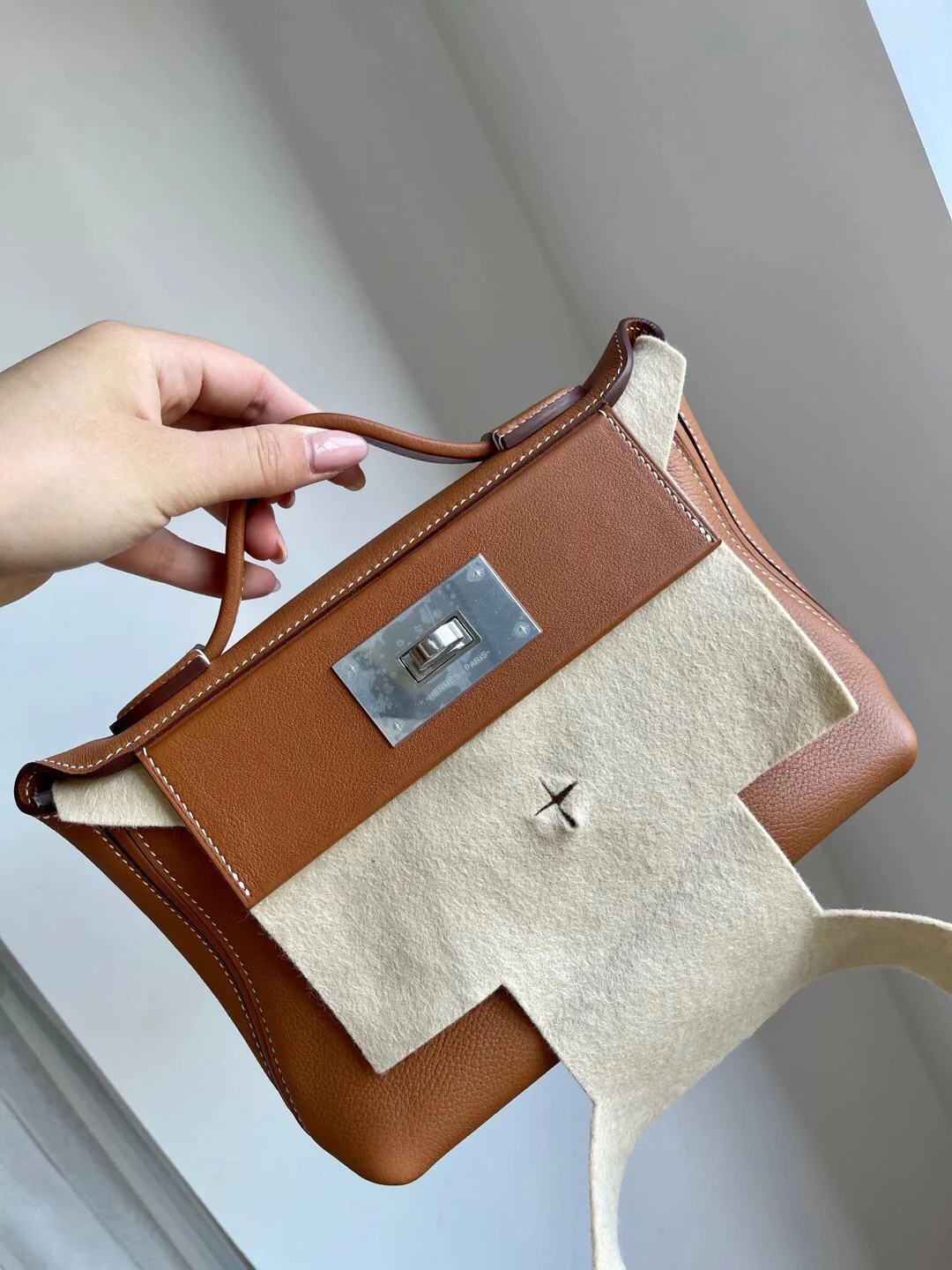 Сумка Hermes Evercolor Swift 24 из кожи, коричневая, с серебряной пряжкой.