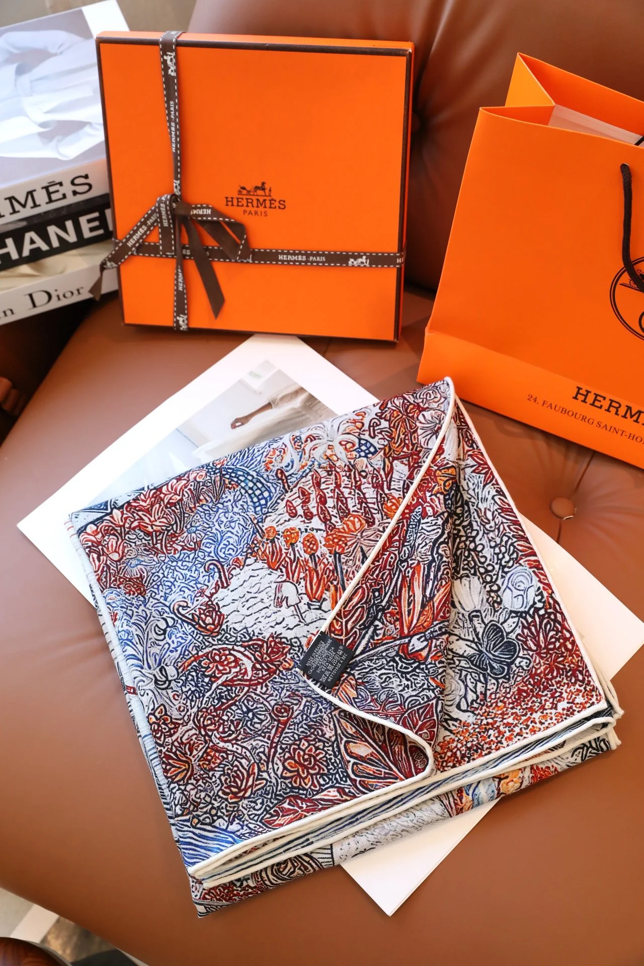 Большой шарф Hermes Dreamy Design 2024 — красный.