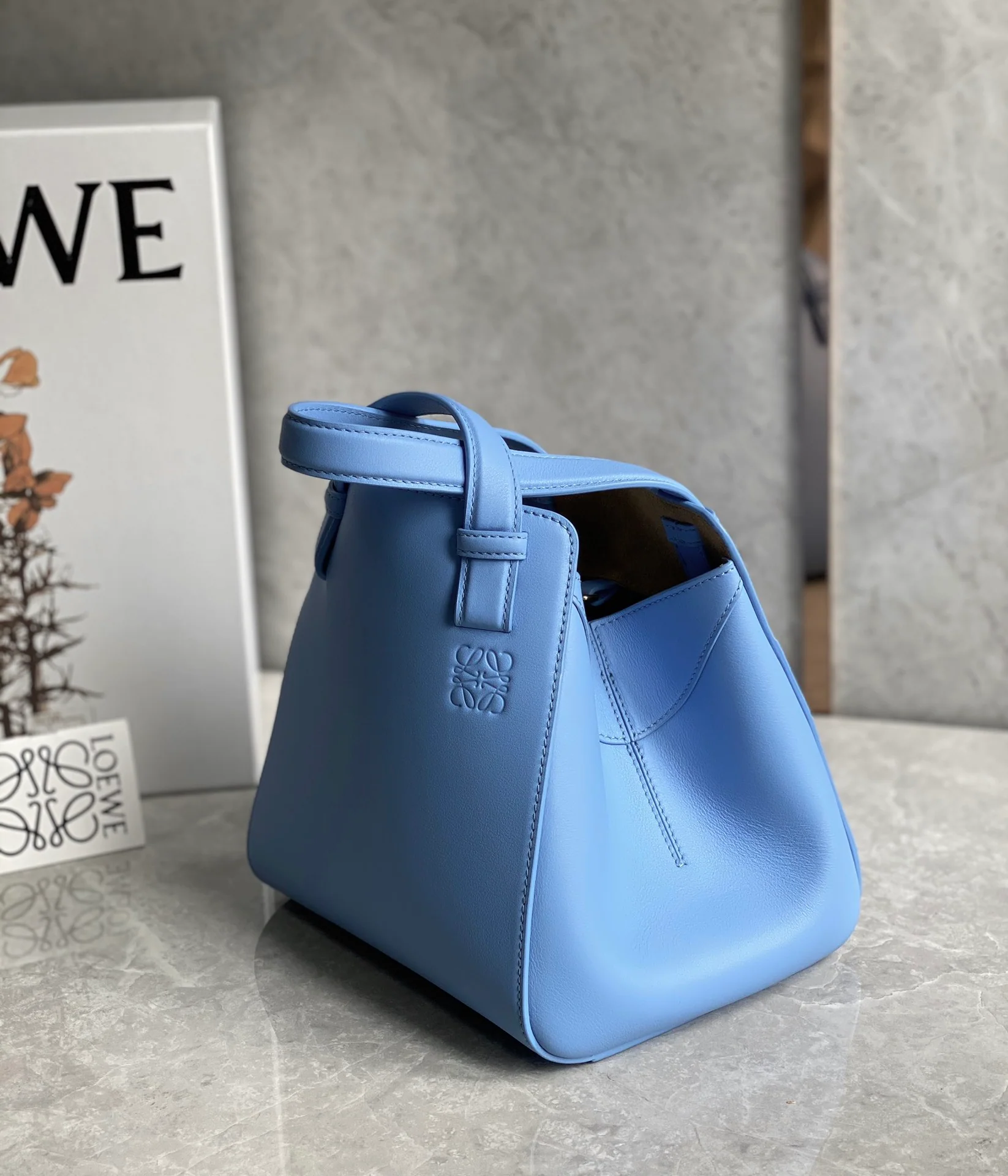 Сумка-гамак Loewe Hammock Nugget Bag - светло-голубая.