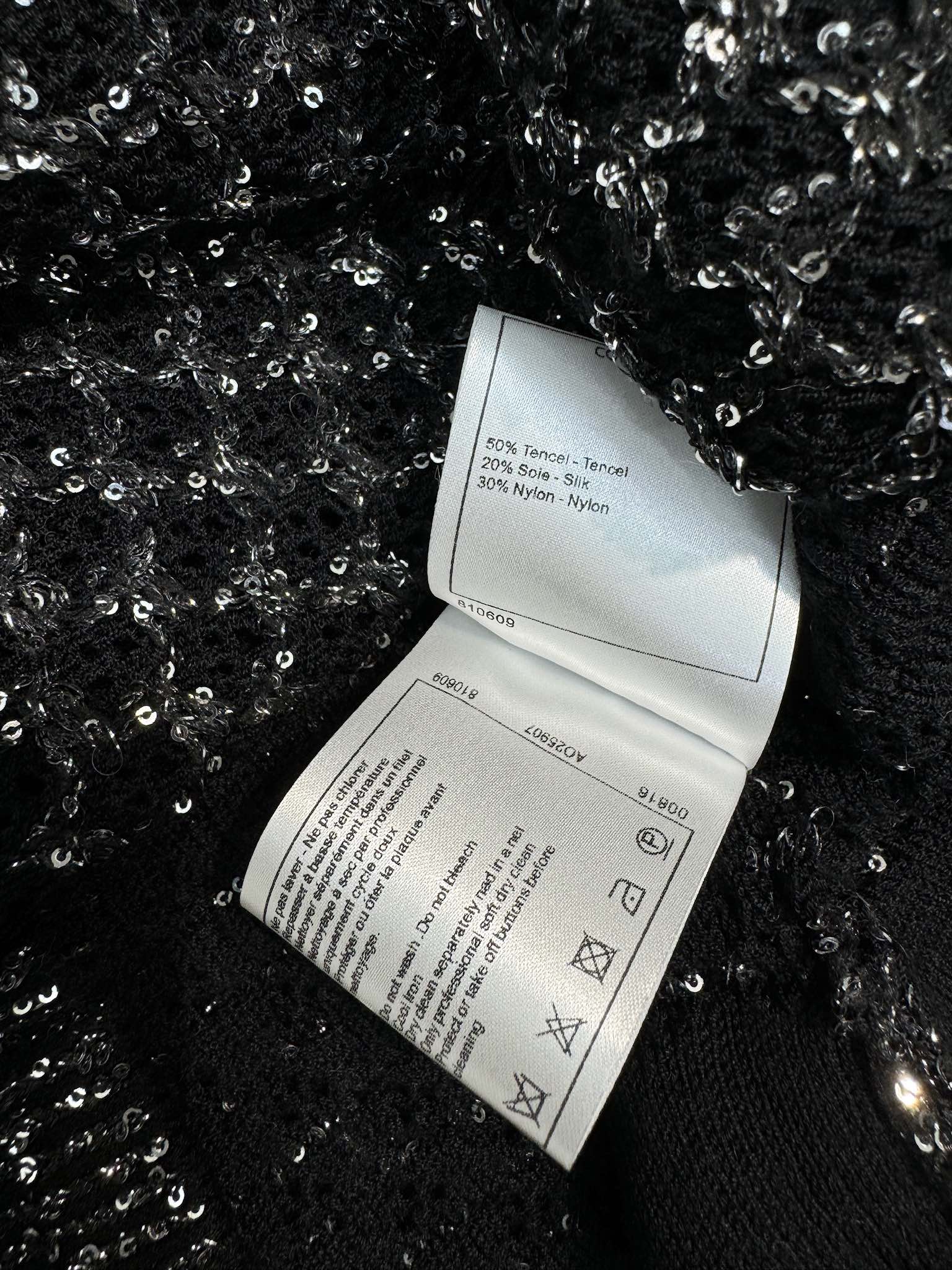 Chanel 2403 Черный трикотажный свитер с коротким рукавом, расшитый серебристыми пайетками - Черный