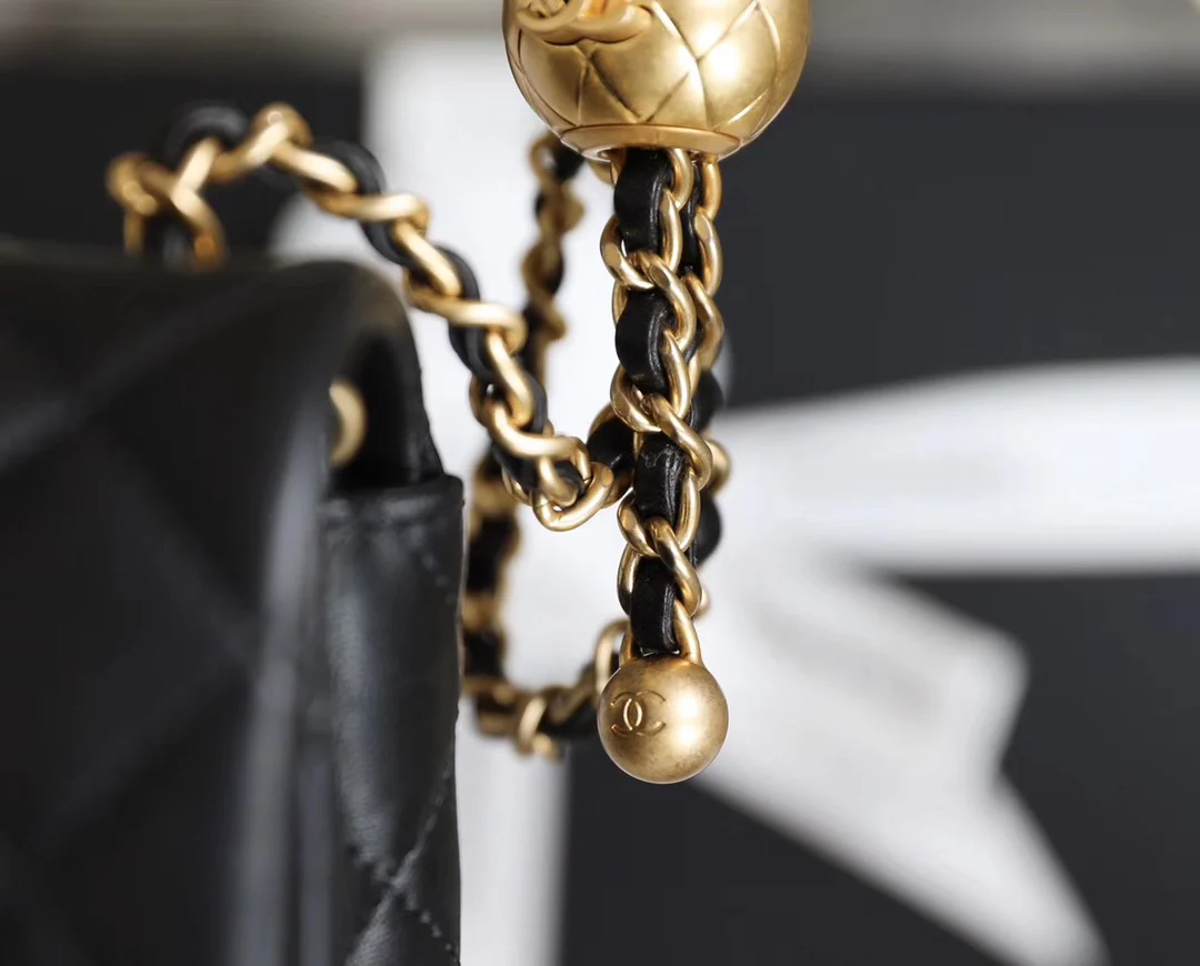 Chanel - Золотая сумка-клапан с шариком из углеродного волокна