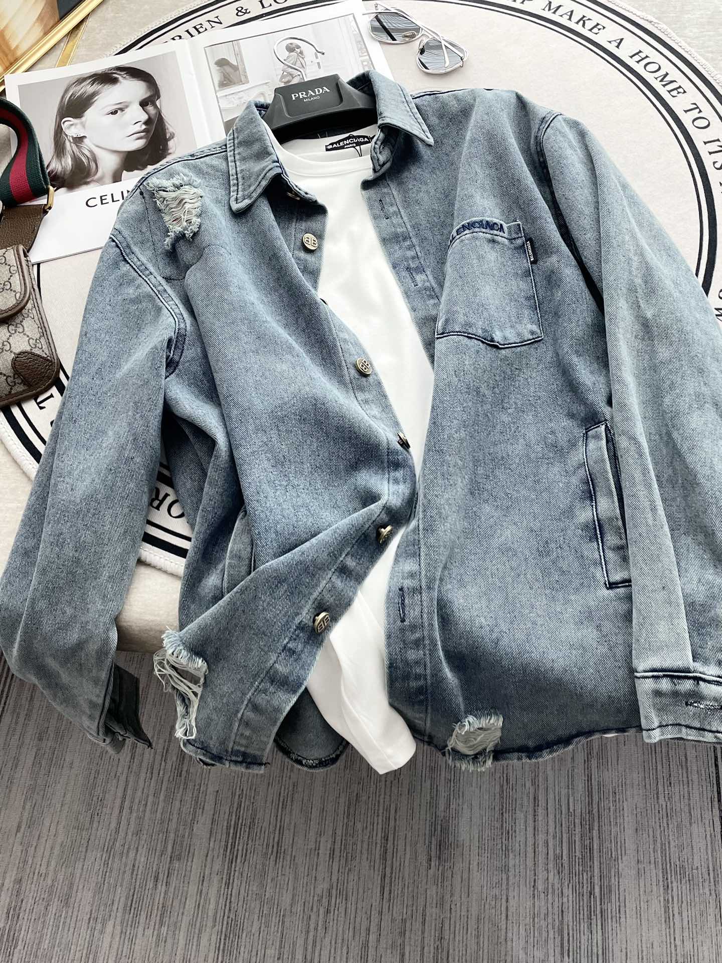 Джинсовая куртка Balenciaga 2403 с рваными элементами и эффектом потертости - унисекс