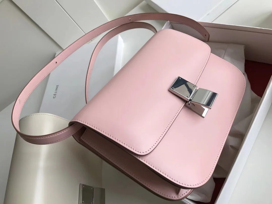 Сумка Celine Box Medium из полированной телячьей кожи — розовая с серебряными пряжками.