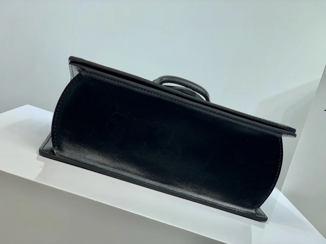 Треугольная сумка Loewe - Телячья кожа - Маленькая - 6