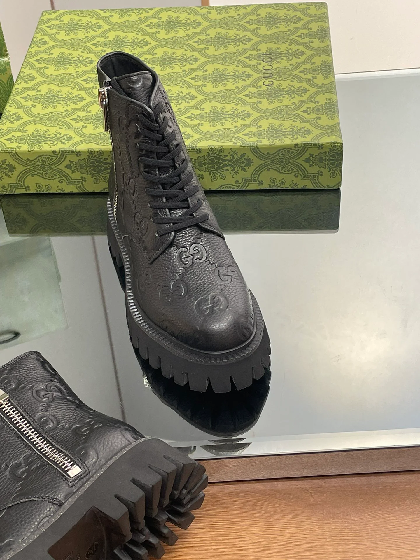 Новинка сезона осень/зима 2023 от Gucci - Ботильоны с тиснением Double G - Черные