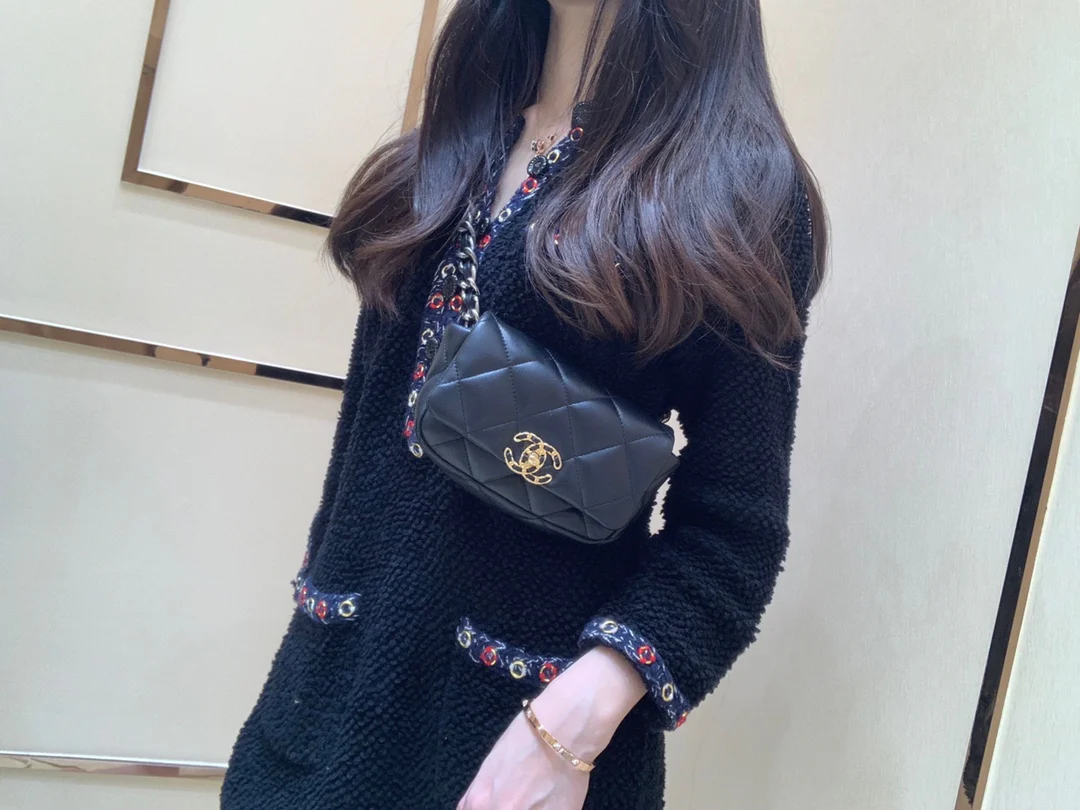 Поясная сумка Chanel 19 - мини-сумка с клапаном, черная