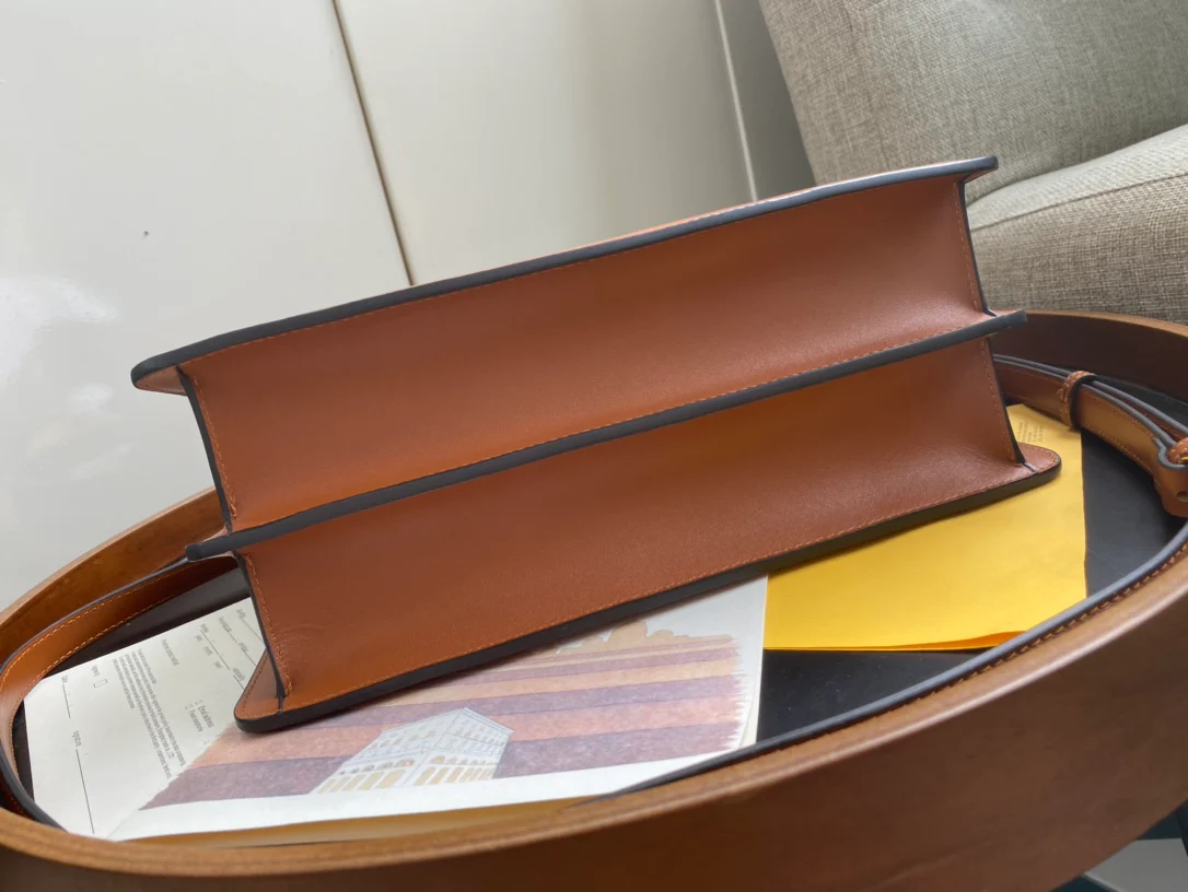 Маленькая коричневая кожаная сумка Fendi Peekaboo i Seey