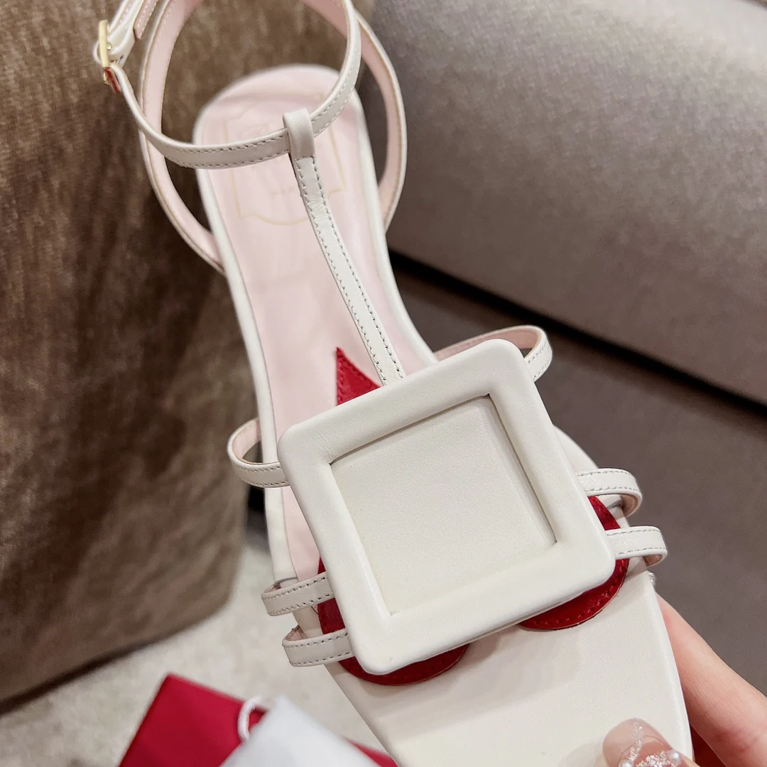 Сандалии RV Shoes - белые, с квадратной пряжкой, на низком каблуке и ремешками.