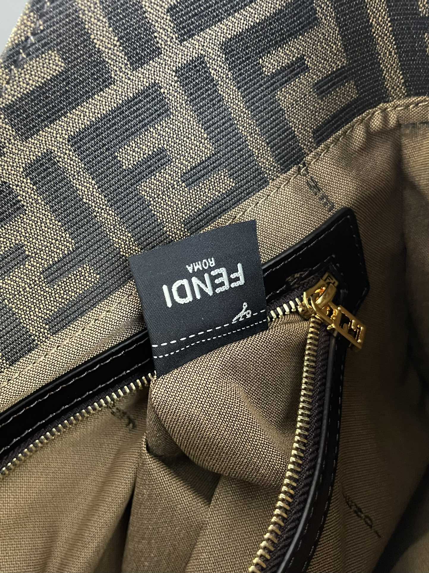 Винтажная сумка Fendi Monogram с золотой пряжкой через плечо