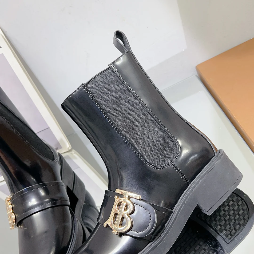 Новинка сезона осень/зима 2023 от Burberry - Ботильоны на массивном каблуке - Черные