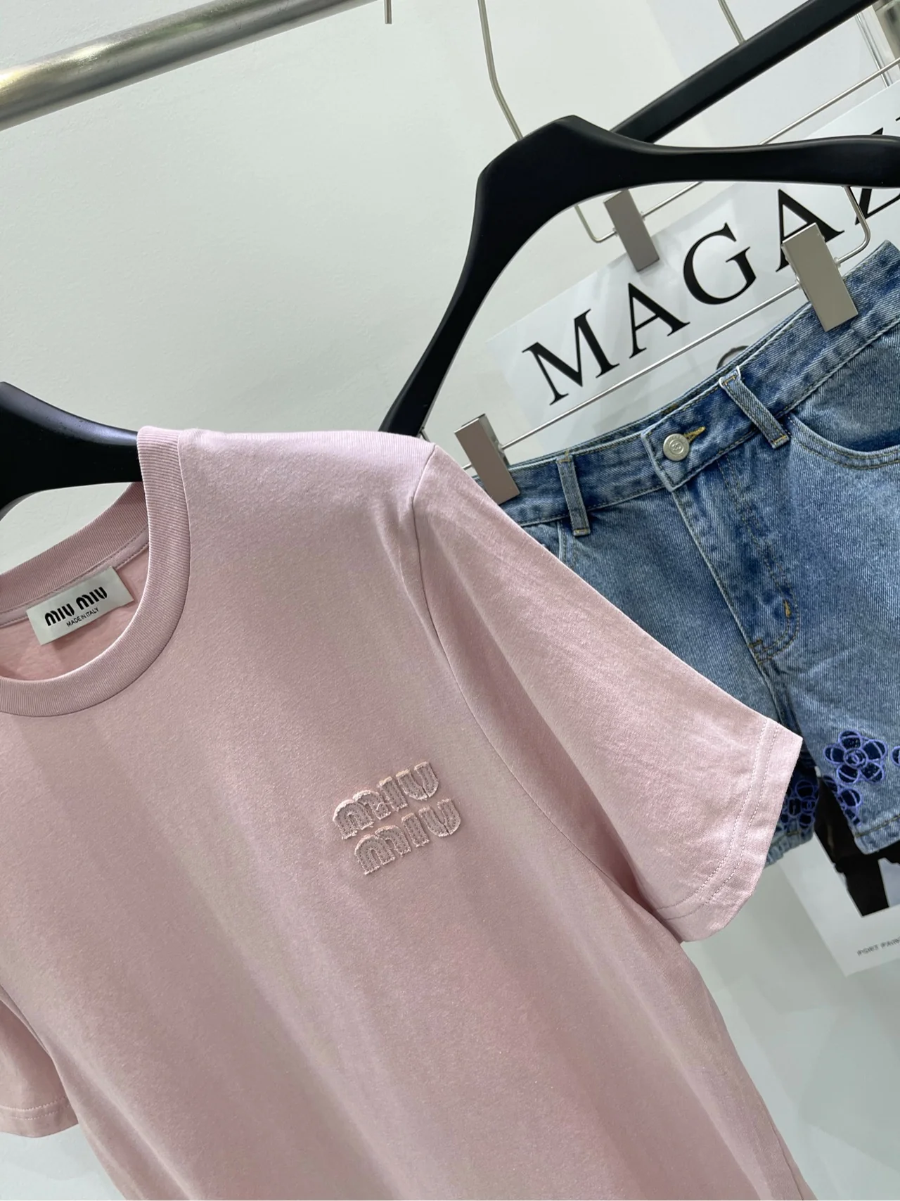 Miu Miu-2404-Розовая футболка с коротким рукавом и аппликацией в виде букв