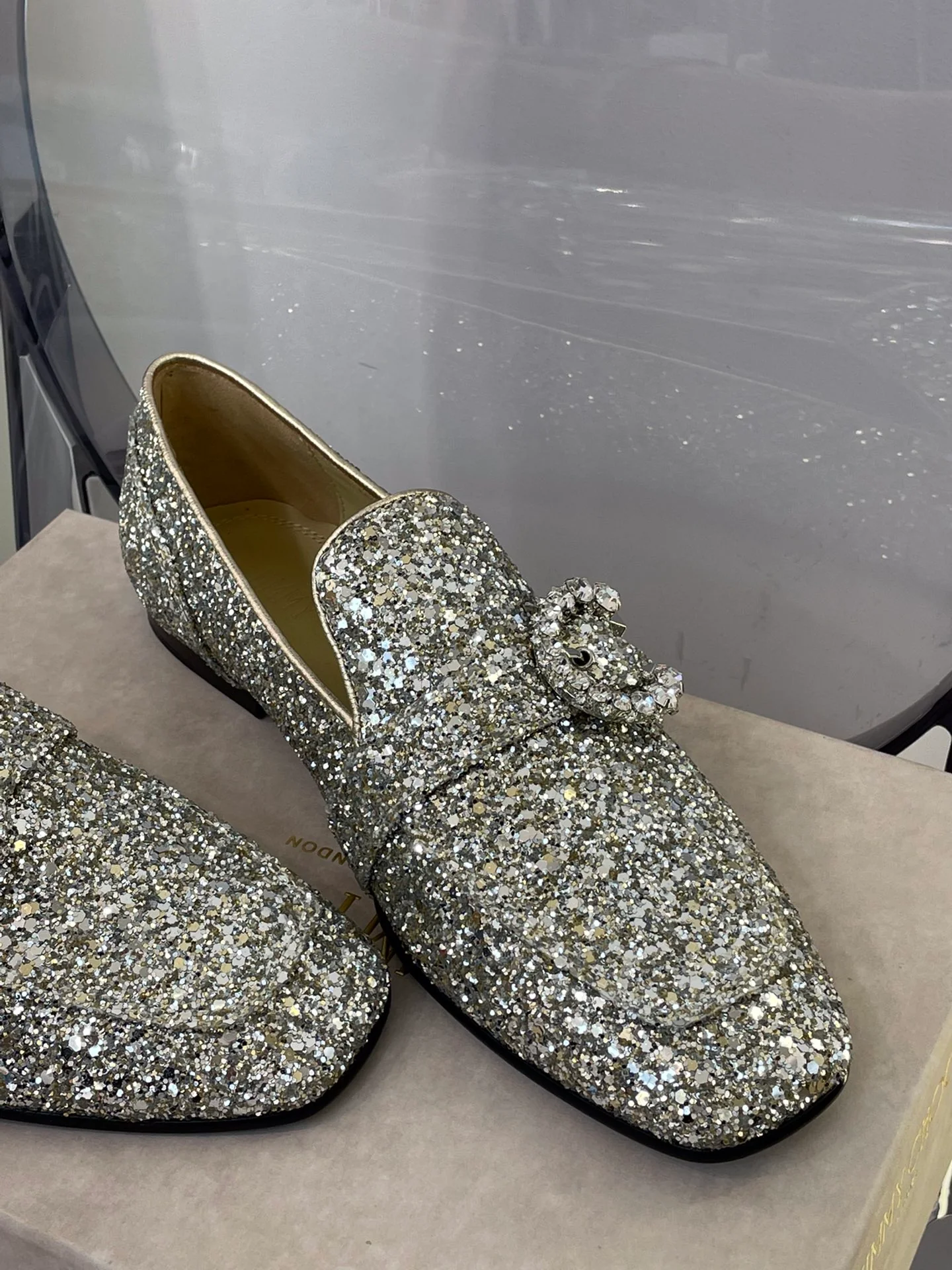 Лоферы Jimmy с пряжками, украшенными стразами.