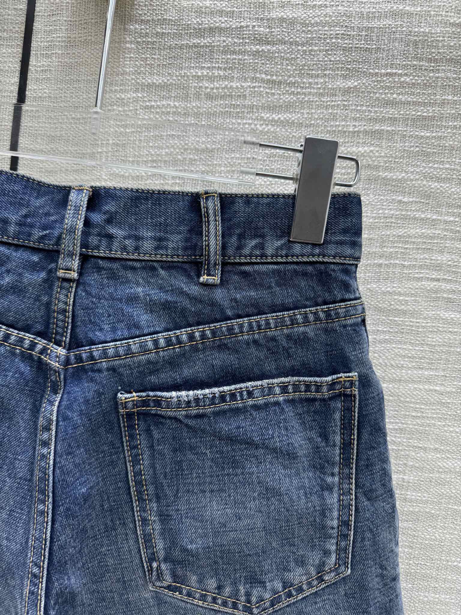 Коллекция Celine Весна/Лето 2024 — Джинсовые шорты с большими карманами