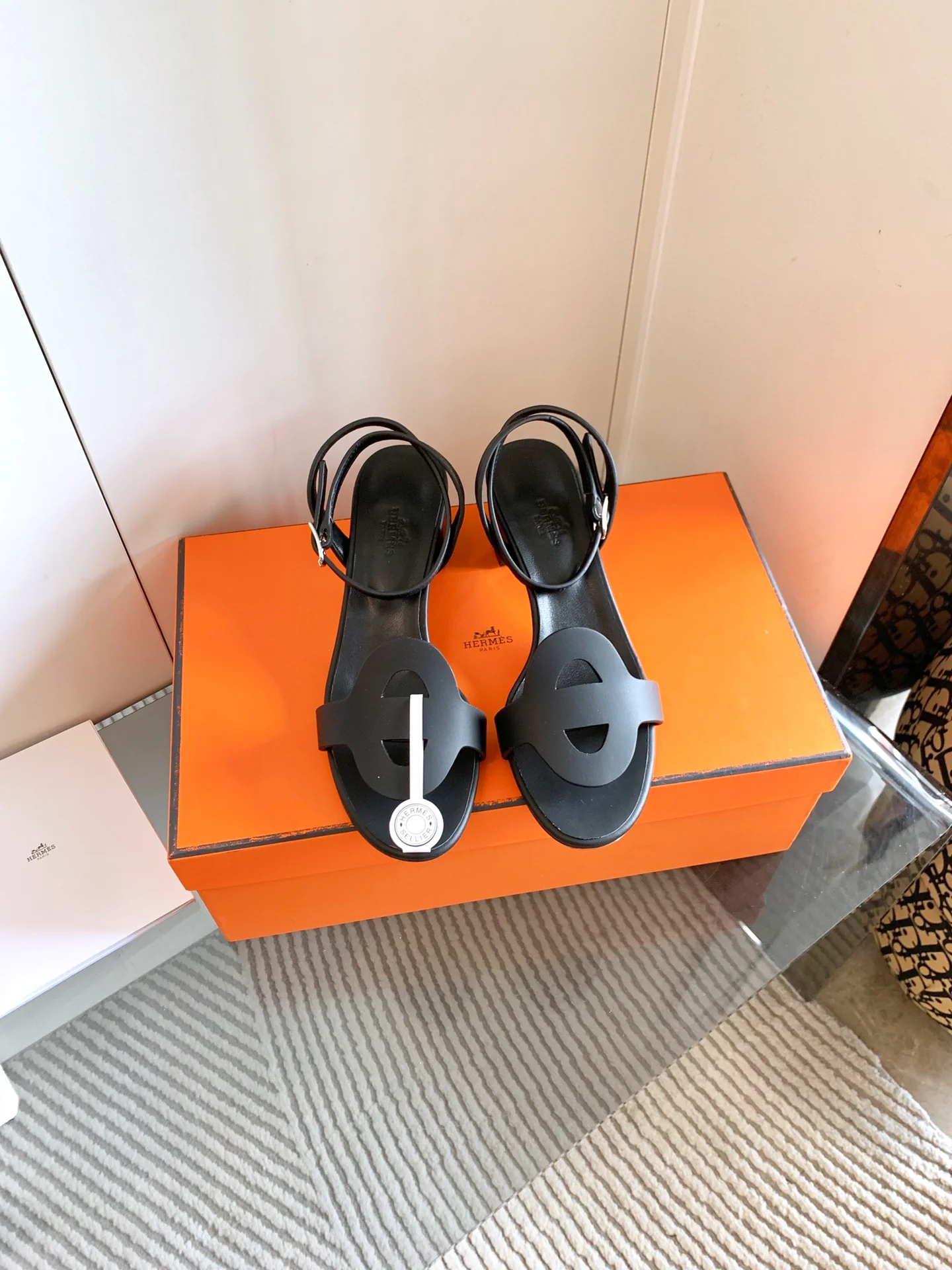 Сандалии Hermes 2024 на массивном каблуке - черные