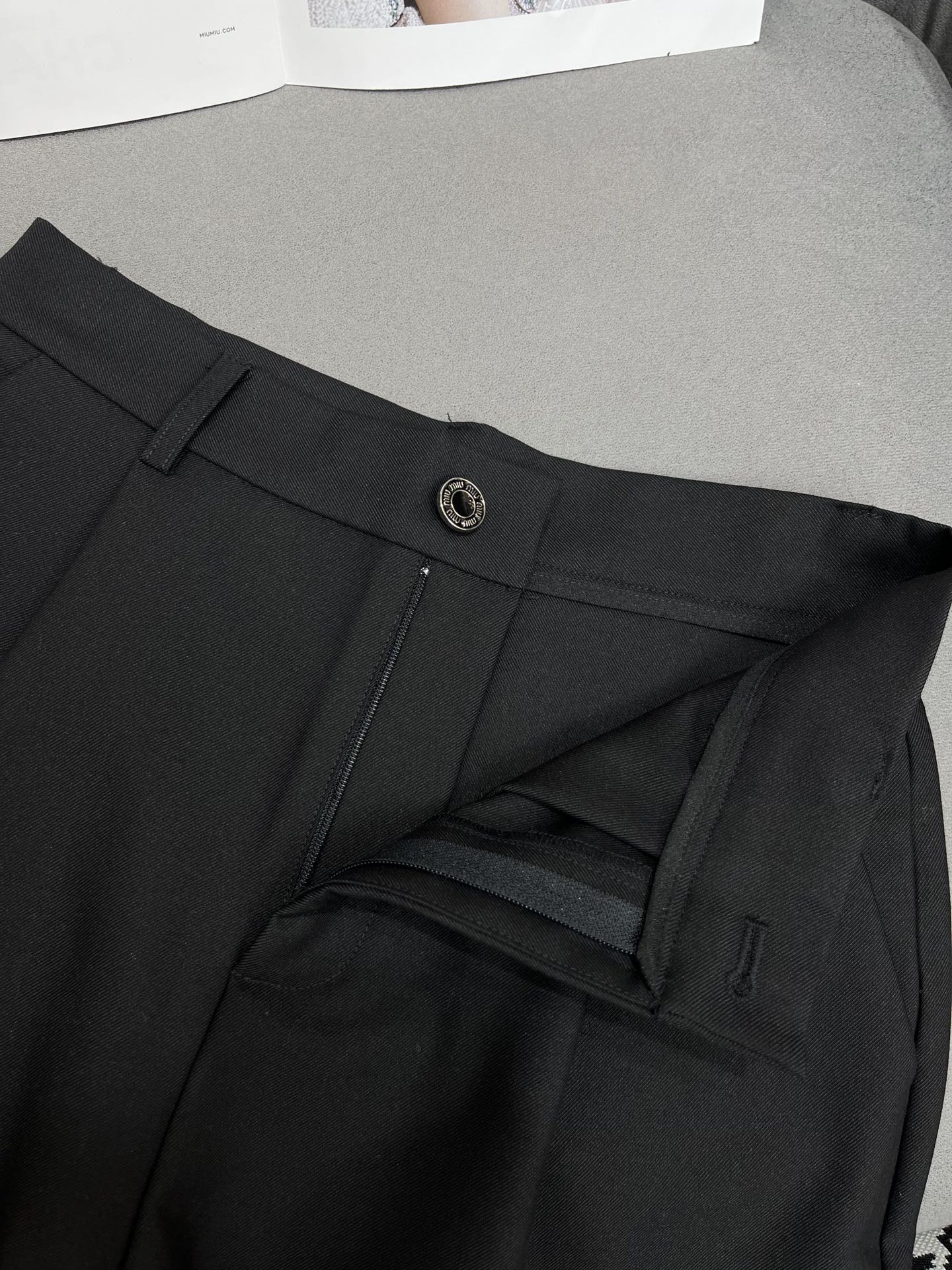 Miu Miu - 2404 - 24ss Весенне-летние новые шорты с металлической пряжкой в ??виде буквы - Черные