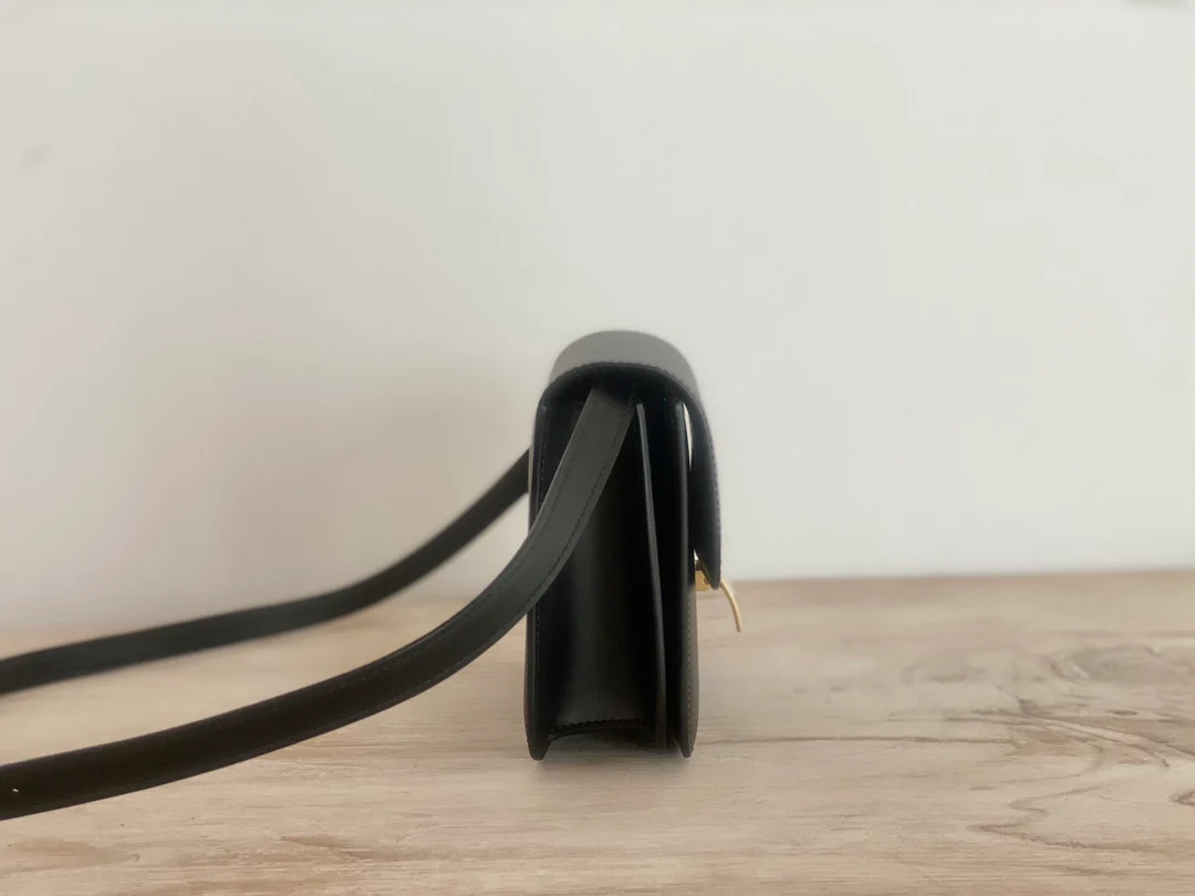 Сумка Celine Box-Tteen из полированной телячьей кожи — черная.