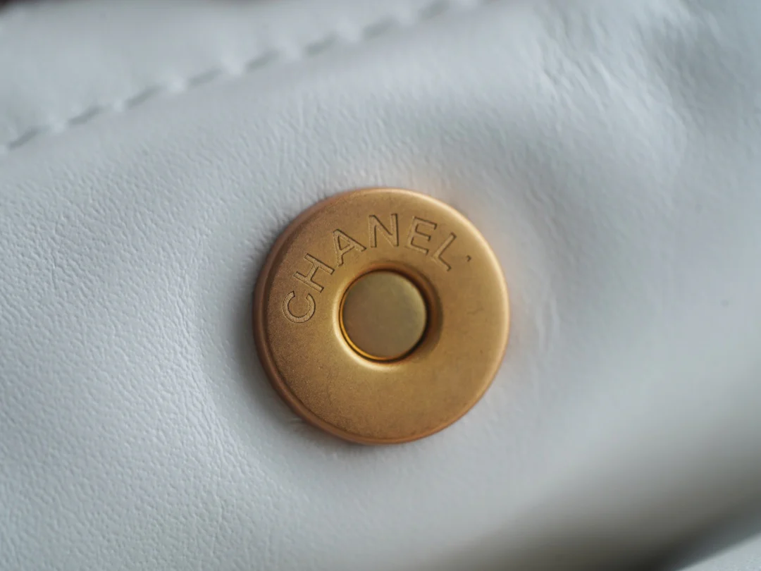 Сумочка Chanel No. 22 — маленькая, из белого золота.