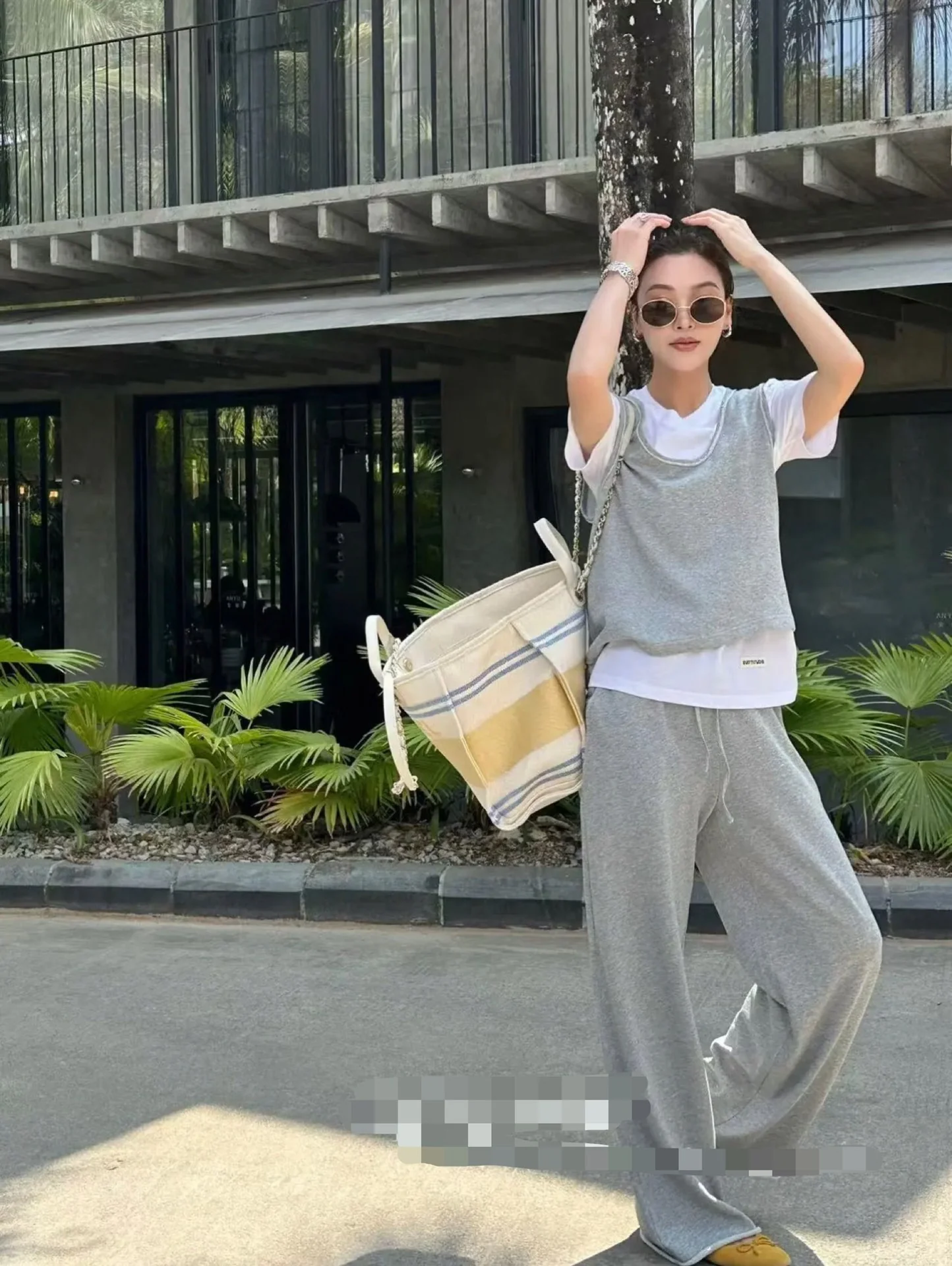 Пляжная сумка Chanel 25c, косметичка, ярко-желтая.