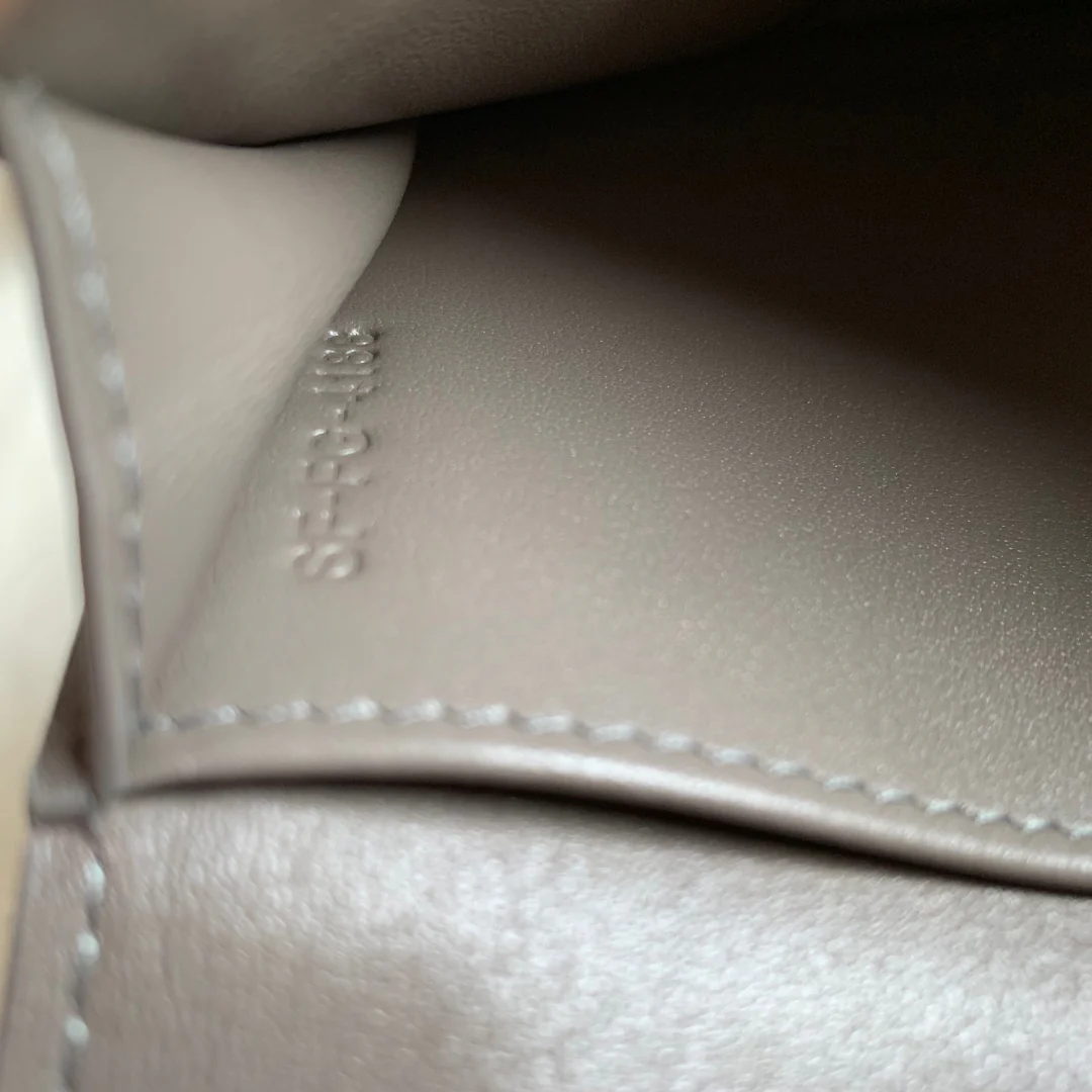 Длинный кошелек Celine - Кошелек с ремешком из крупнозернистой телячьей кожи - 1 шт.