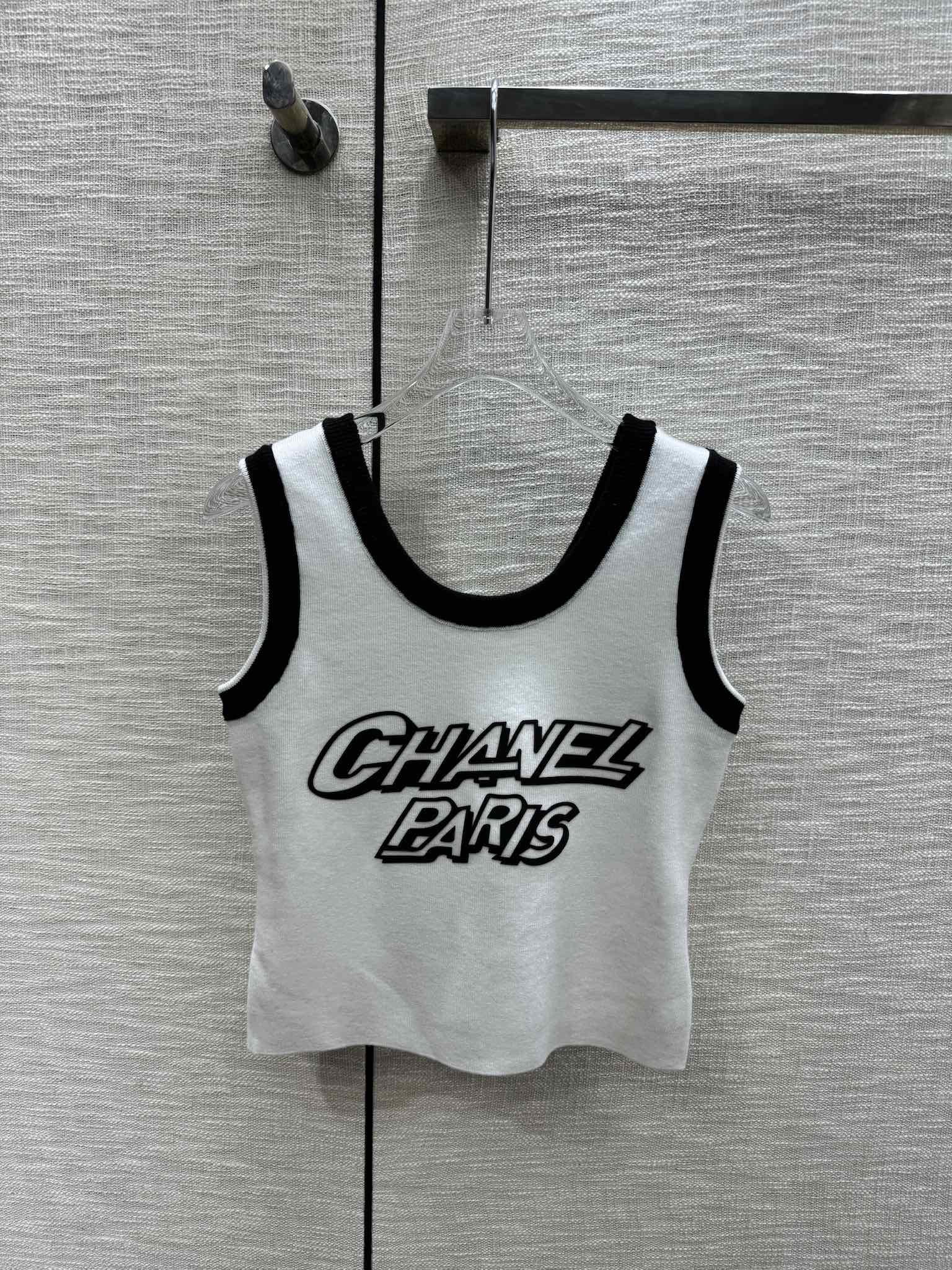 Chanel - 2403-24 Вязаный жилет с двойной буквой С, новая коллекция ?Ранняя весна? в стиле колор-блок - белый