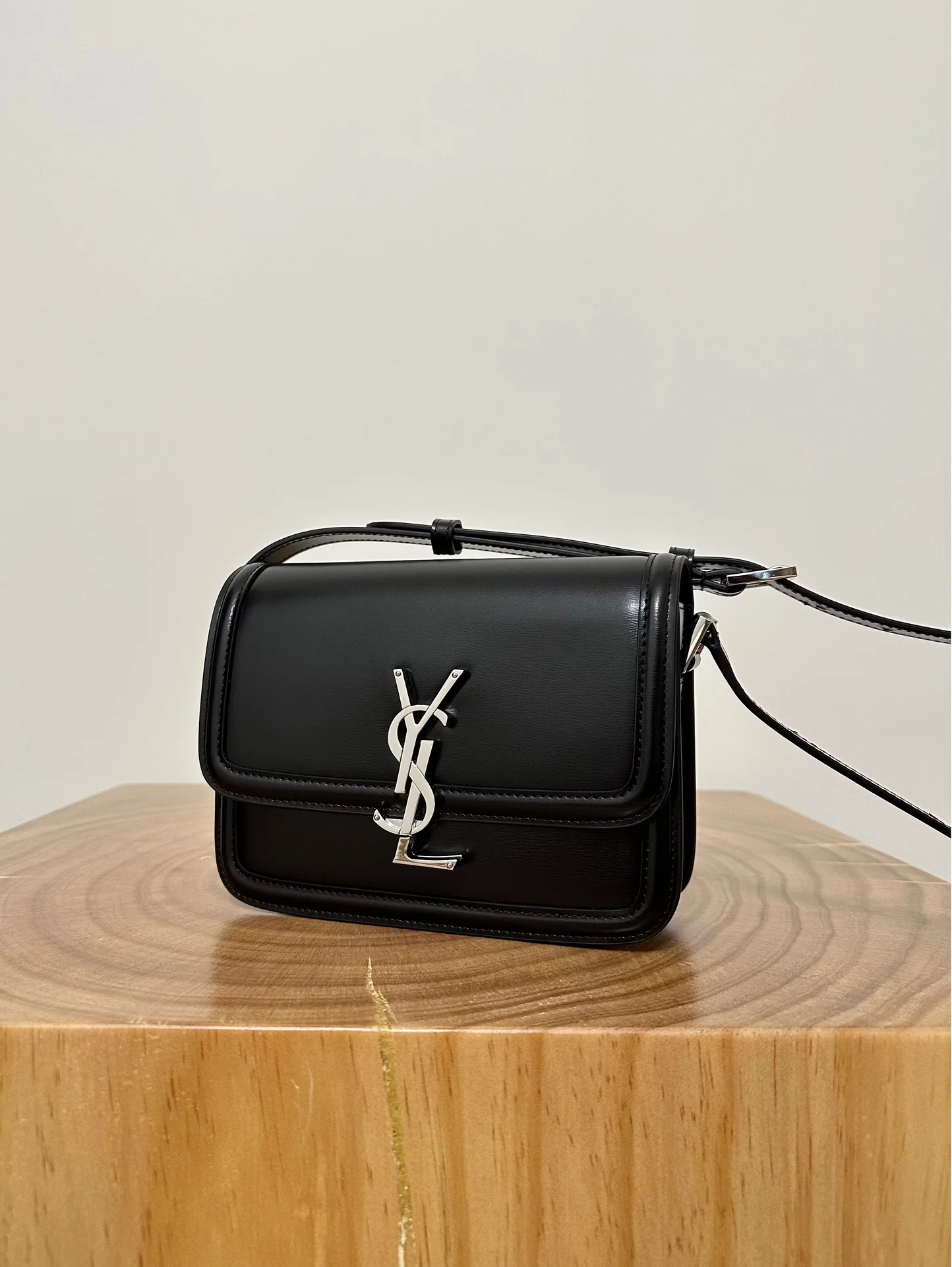 Сумка YSL Box Saint Laurent Tofu Bag, маленькая, черная с серебряной пряжкой.