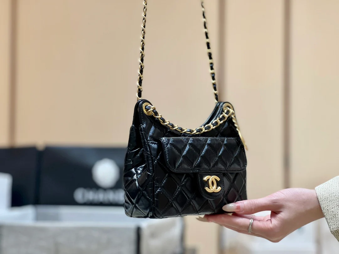 Сумка-хобо Chanel 23c из коллекции ?Ранняя весна? — черная кожа, обработанная маслом.