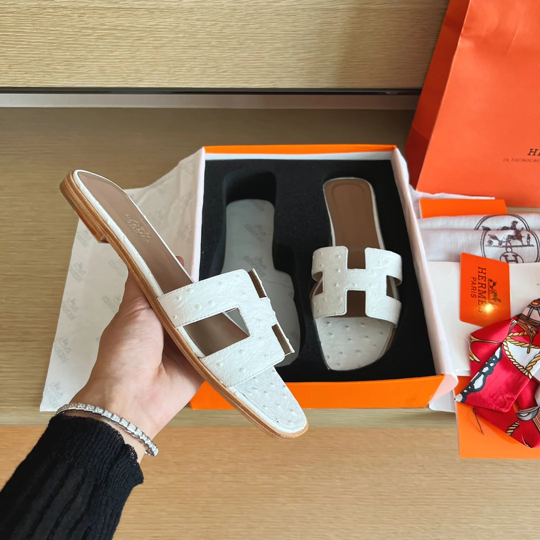 Классические домашние тапочки Hermes с буквой H — белые в горошек.