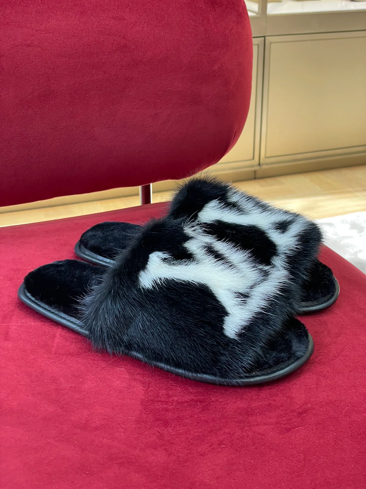 LV - Классический декор для дома - Меховые тапочки из норки - Черные