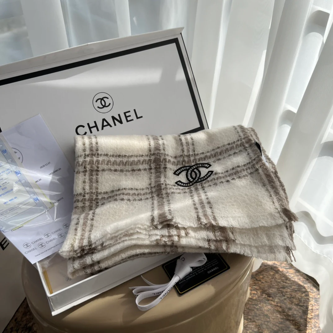 Chanel - Большой шарф с золотой отделкой - 75-200 см - Высококачественный импортный кашемир