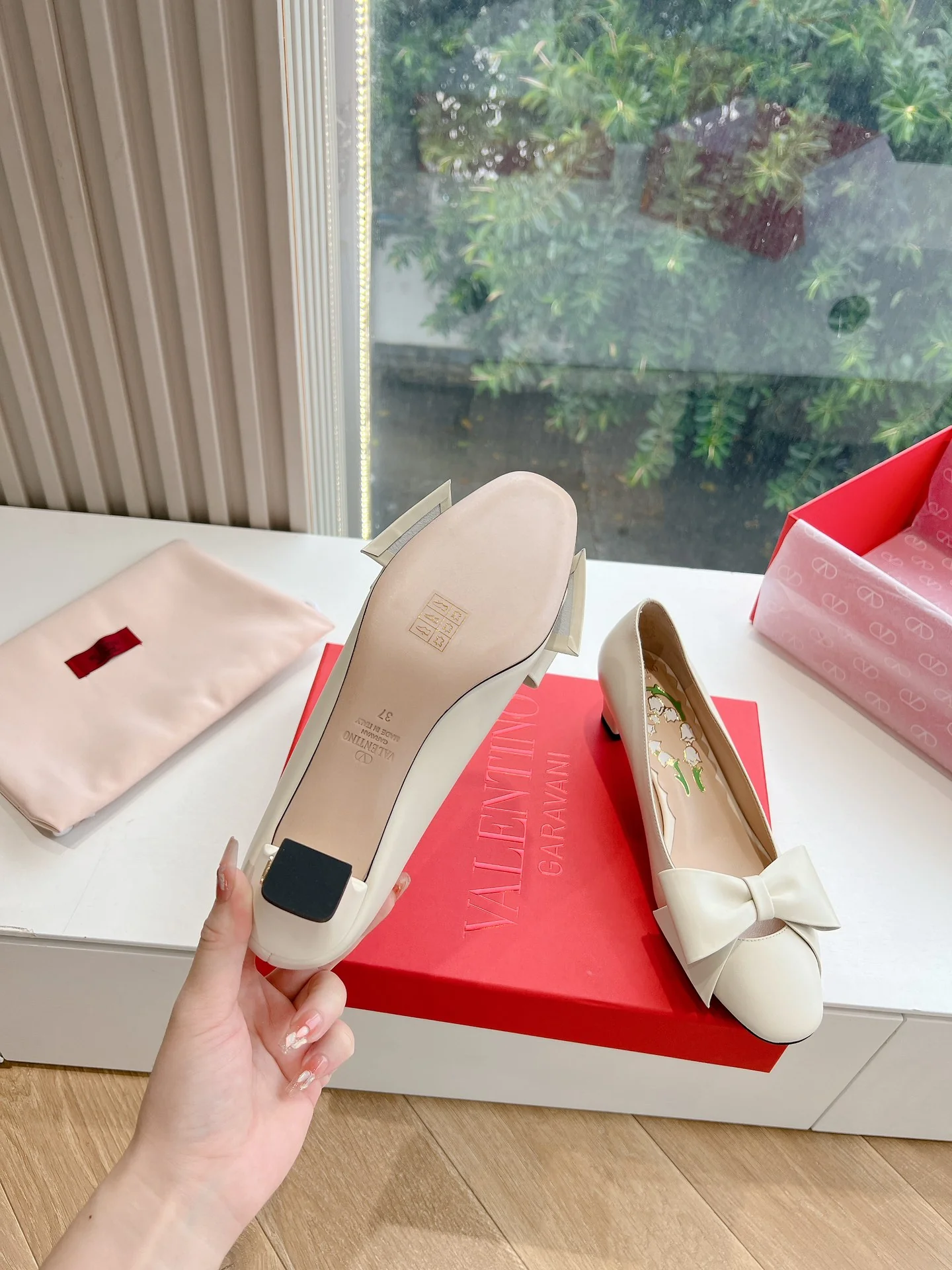 Туфли на каблуке с бантом Valentino 2024 - белые