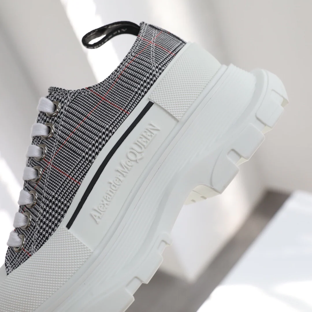 Ковшеобразные туфли на платформе от McQueen, унисекс, в клетку в стиле преппи.