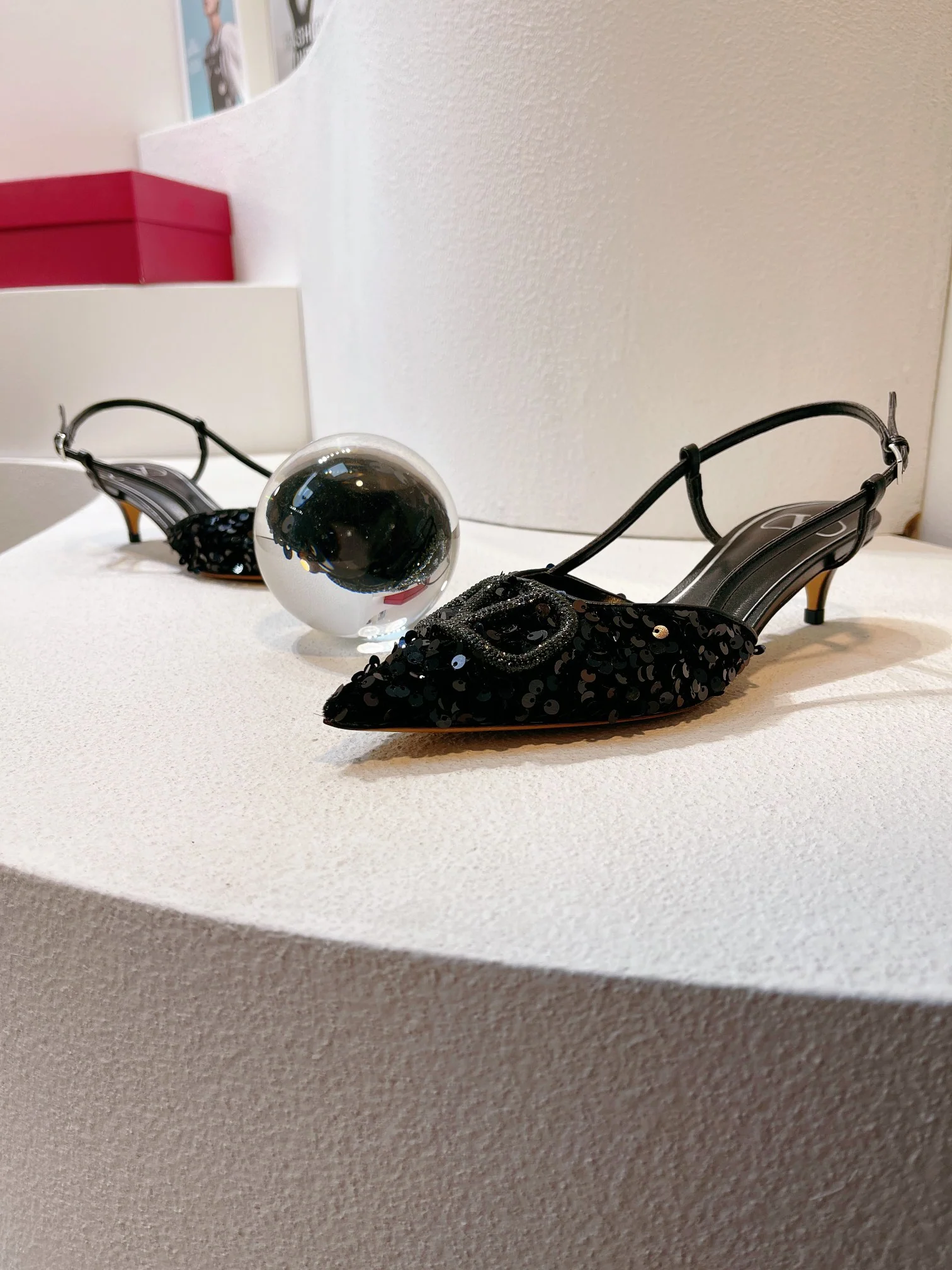 Новинка с официального сайта Valentino 2023 — Глянцевые босоножки на низком каблуке с острым носком — 4 см — Черные