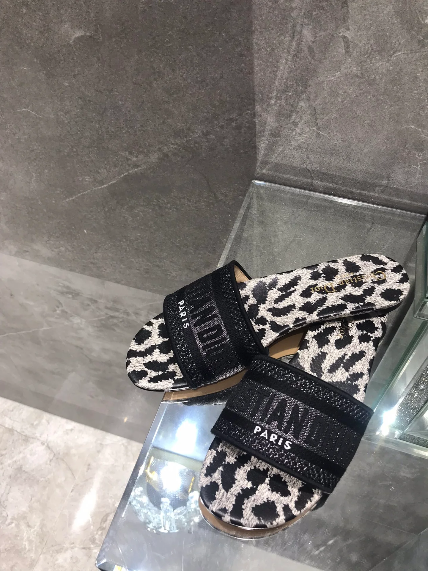 Новые поступления коллекции Dior ?Ранняя весна 2022? — тапочки с леопардовым принтом.