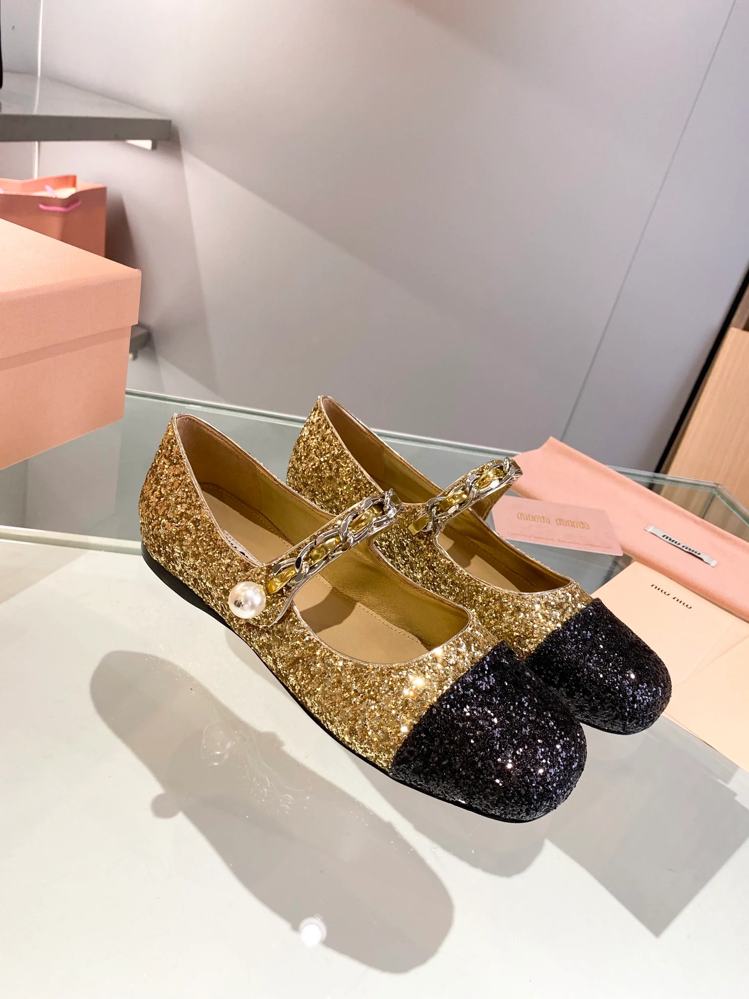 Новинка осенне-зимней коллекции Miu Miu 2023 — балетки со стразами — золотые.