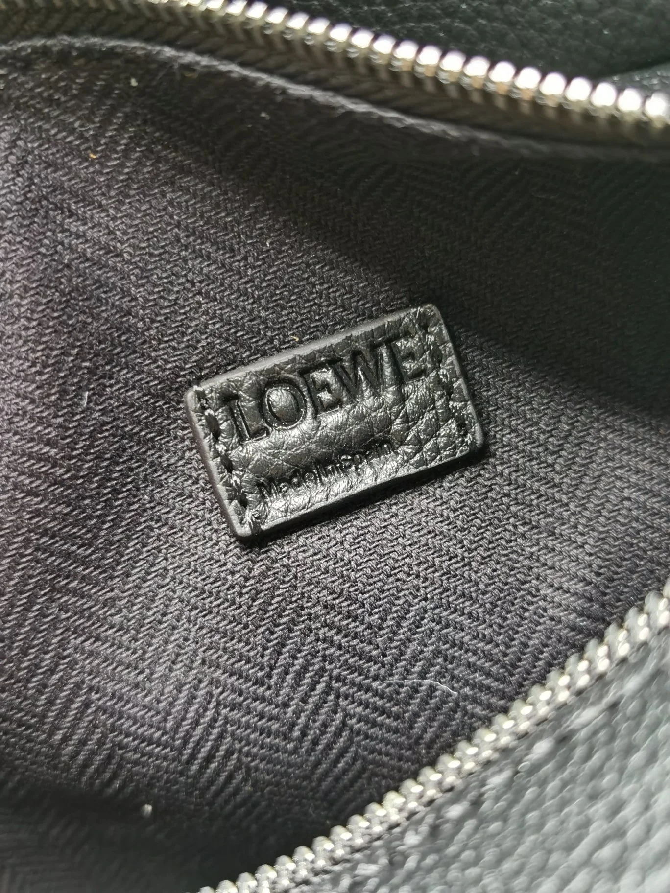 Миниатюрная сумка Loewe Puzzle из телячьей кожи, черная.