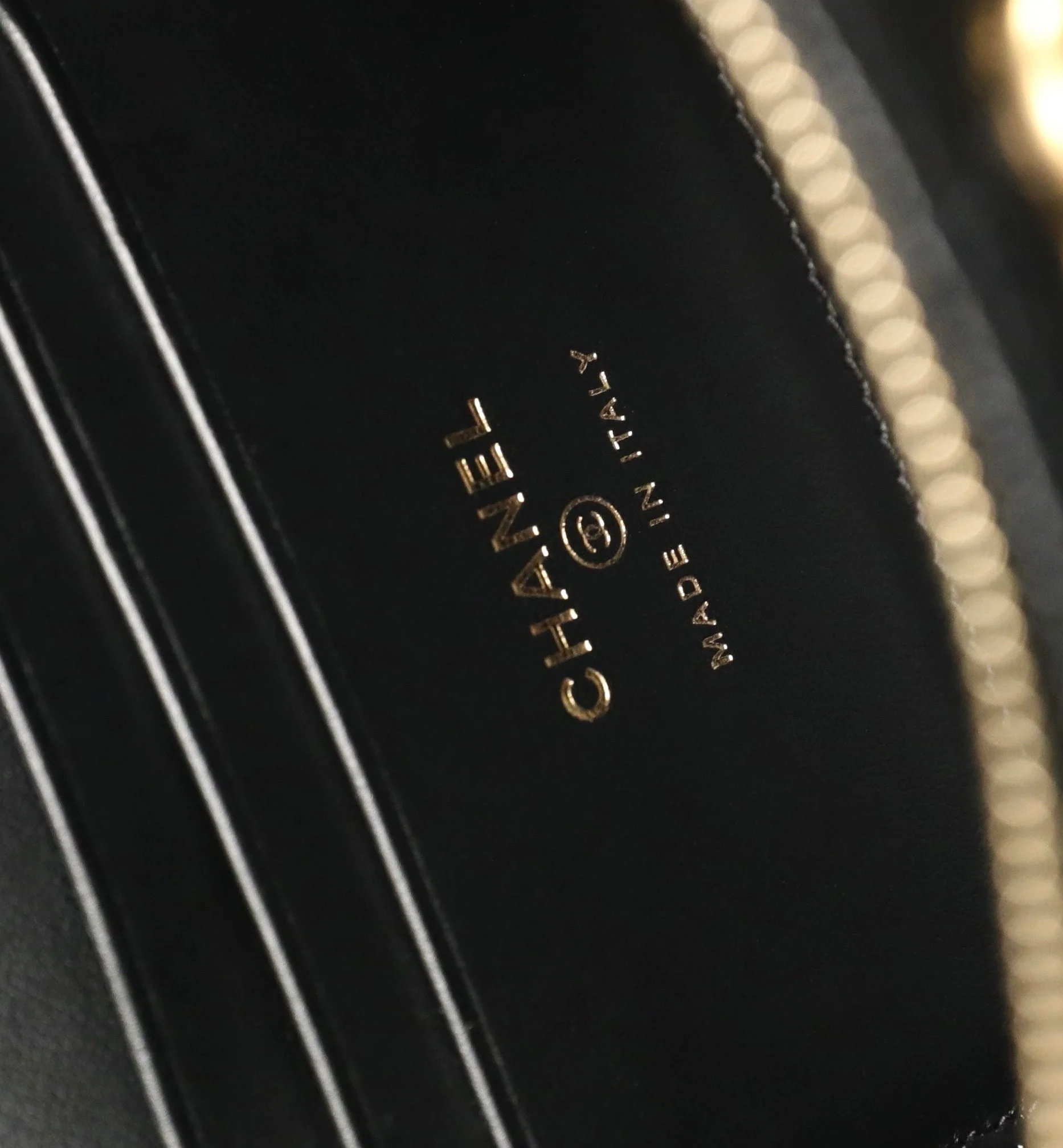 Браслет Chanel из весенне-летней коллекции - с буквой - квадратная форма - черный