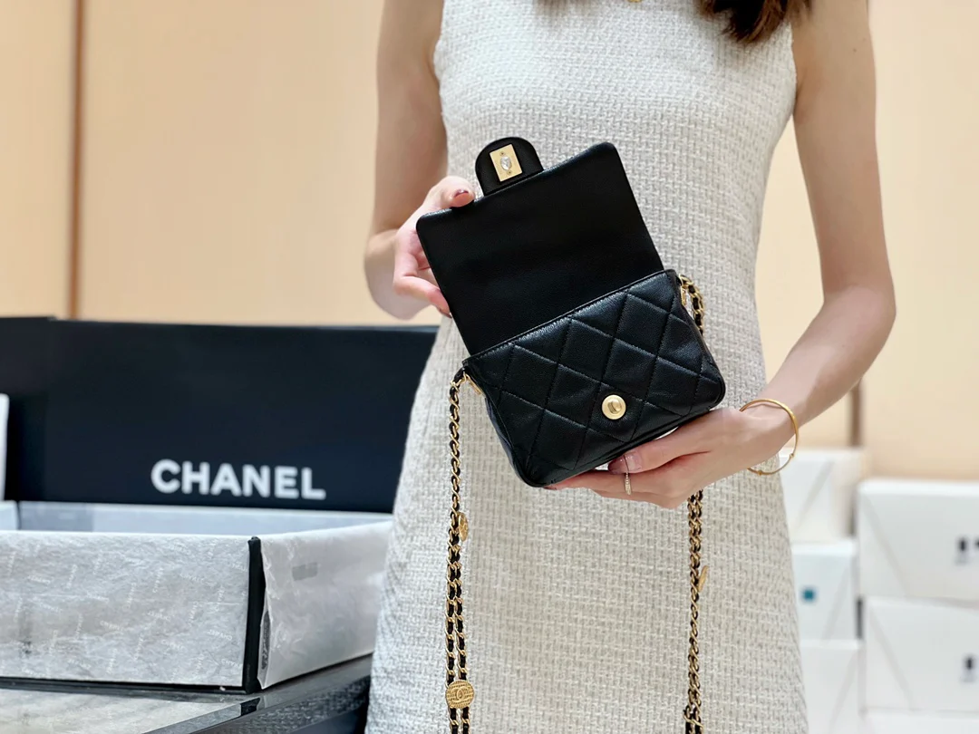 Сумка Chanel CF с цепочкой и монетками — зернистая телячья кожа — маленькая — черная — фотографии, демонстрирующие, как она выглядит на руке.