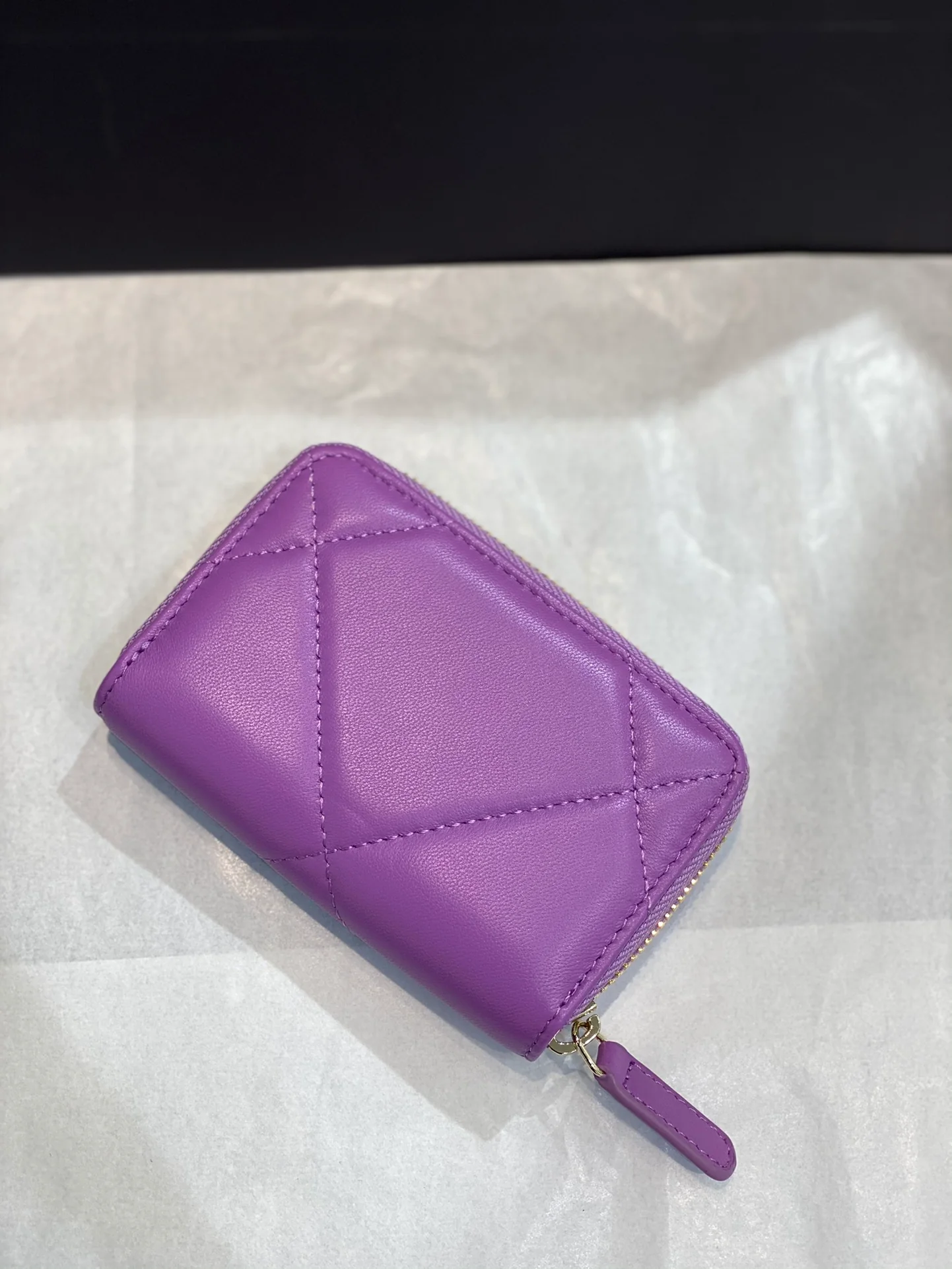 Chanel 19 серия - Большой держатель для карт на молнии с бриллиантовой отделкой - Розово-фиолетовый