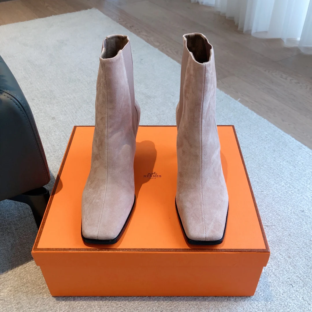 Новинка осенне-зимней коллекции Hermes — импортные кожаные ботильоны из овечьей кожи — абрикосовый цвет.