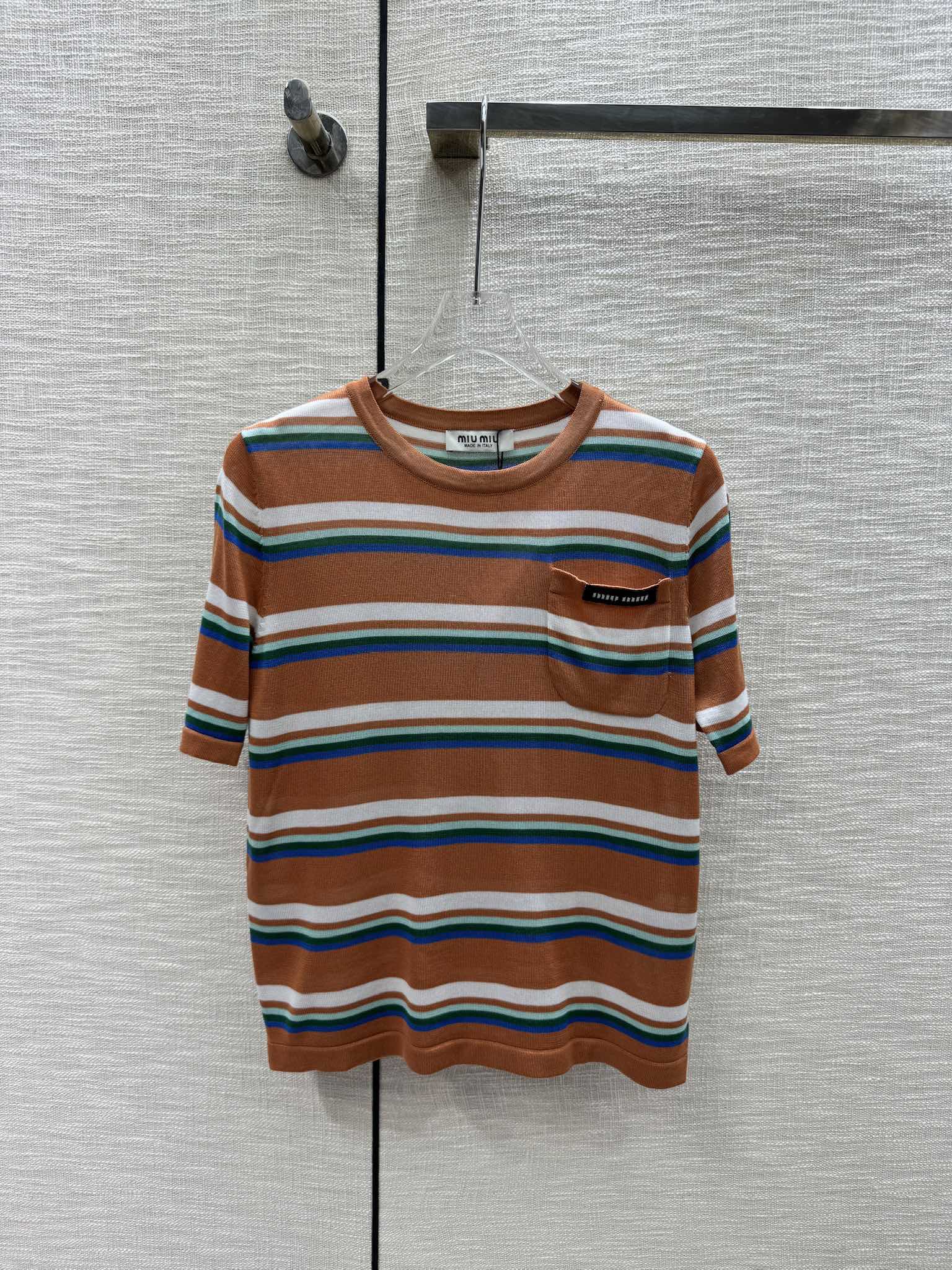 Футболка Miu Miu 2404 в ретро-полоску с карманом и коротким рукавом - коричневая