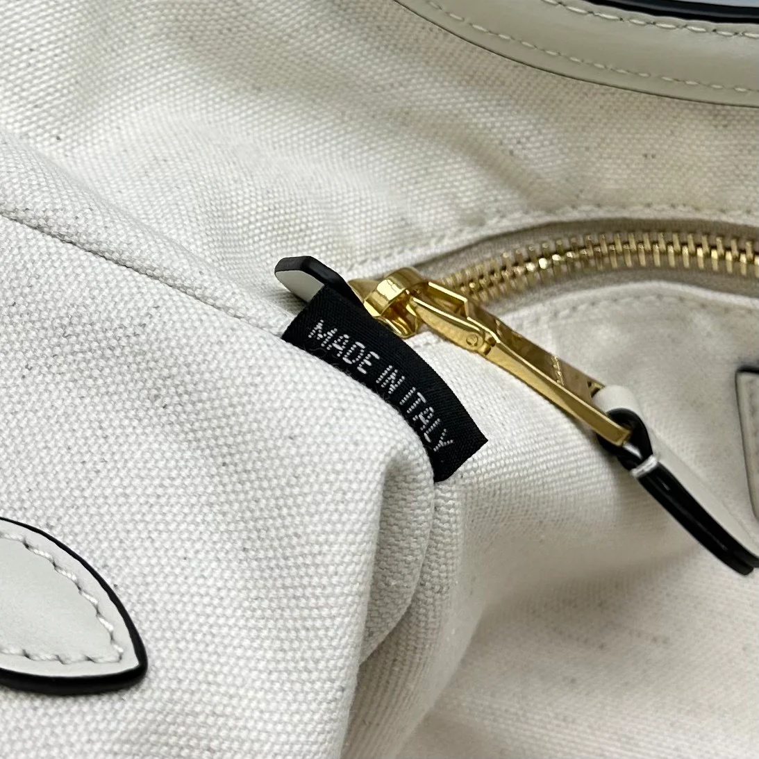 Сумка-тоут Miu Miu Ivy - маленькая, белая.