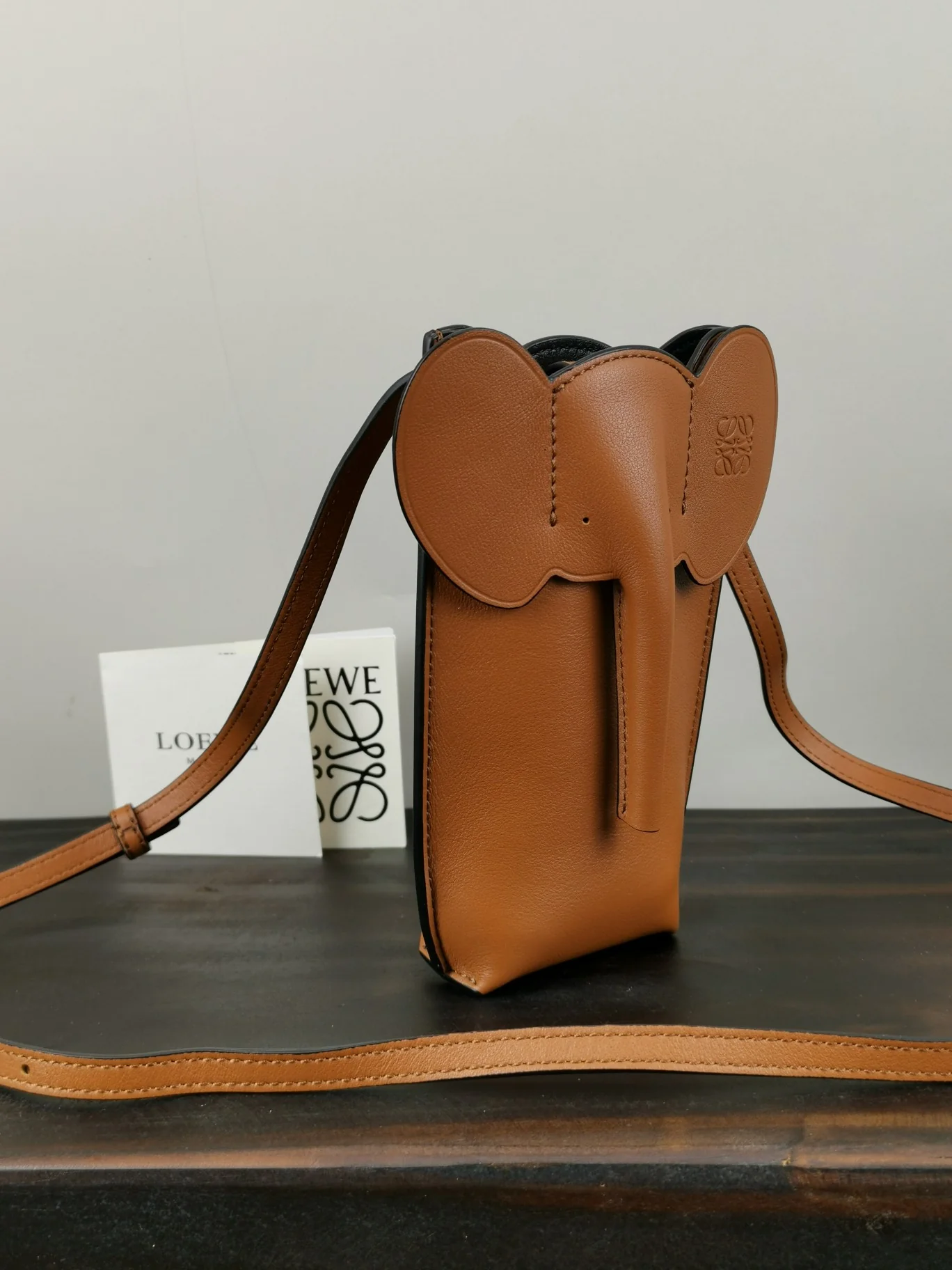 Loewe - Новая сумка для телефона с изображением слона - Верблюжий