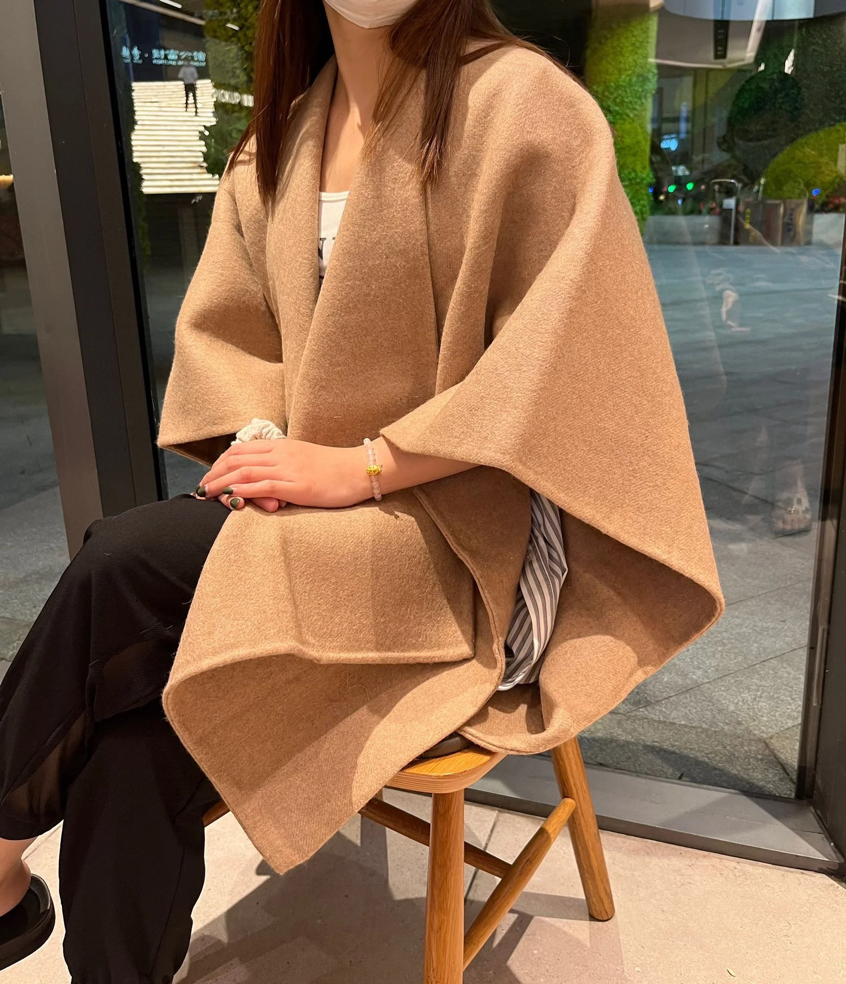 Кашемировая шаль/накидка Burberry с логотипом ?Парижская архитектура? - 80-5-119-5 см - Верхний слой - 100% кашемир, вышивка - 100% полиэстер - Профессиональная химчистка