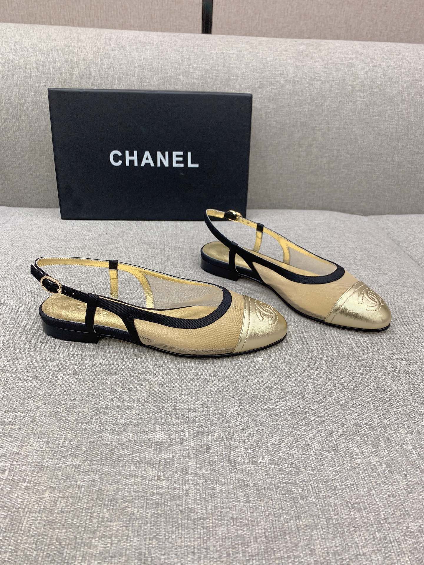 Классические сандалии-балетки Chanel с золотистым носком.