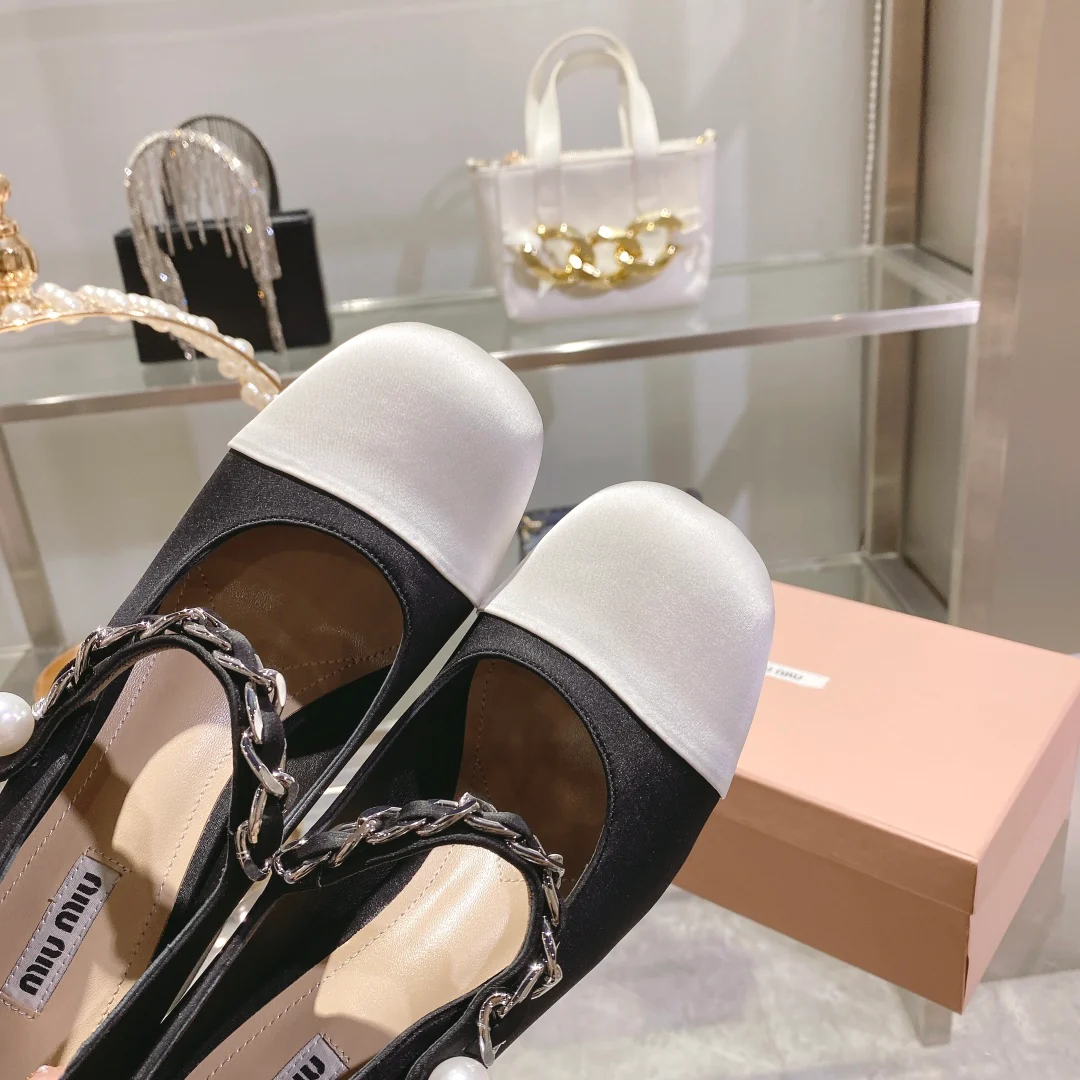 Весенняя коллекция Miu Miu 2023 - Шелковые туфли на массивном каблуке с квадратным носком - Черные
