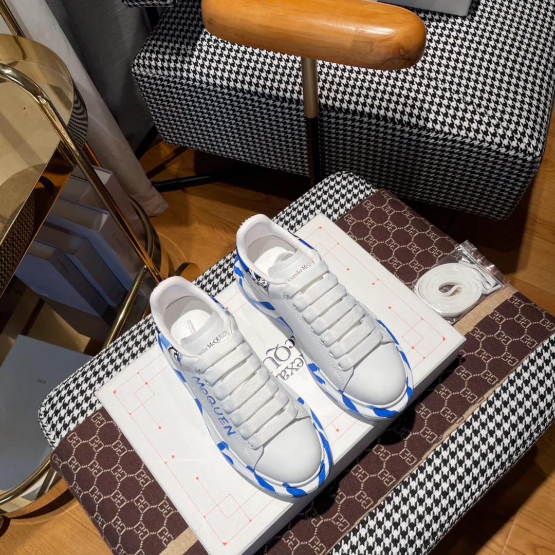 Классические белые кроссовки McQueen в стиле ?синее граффити?.