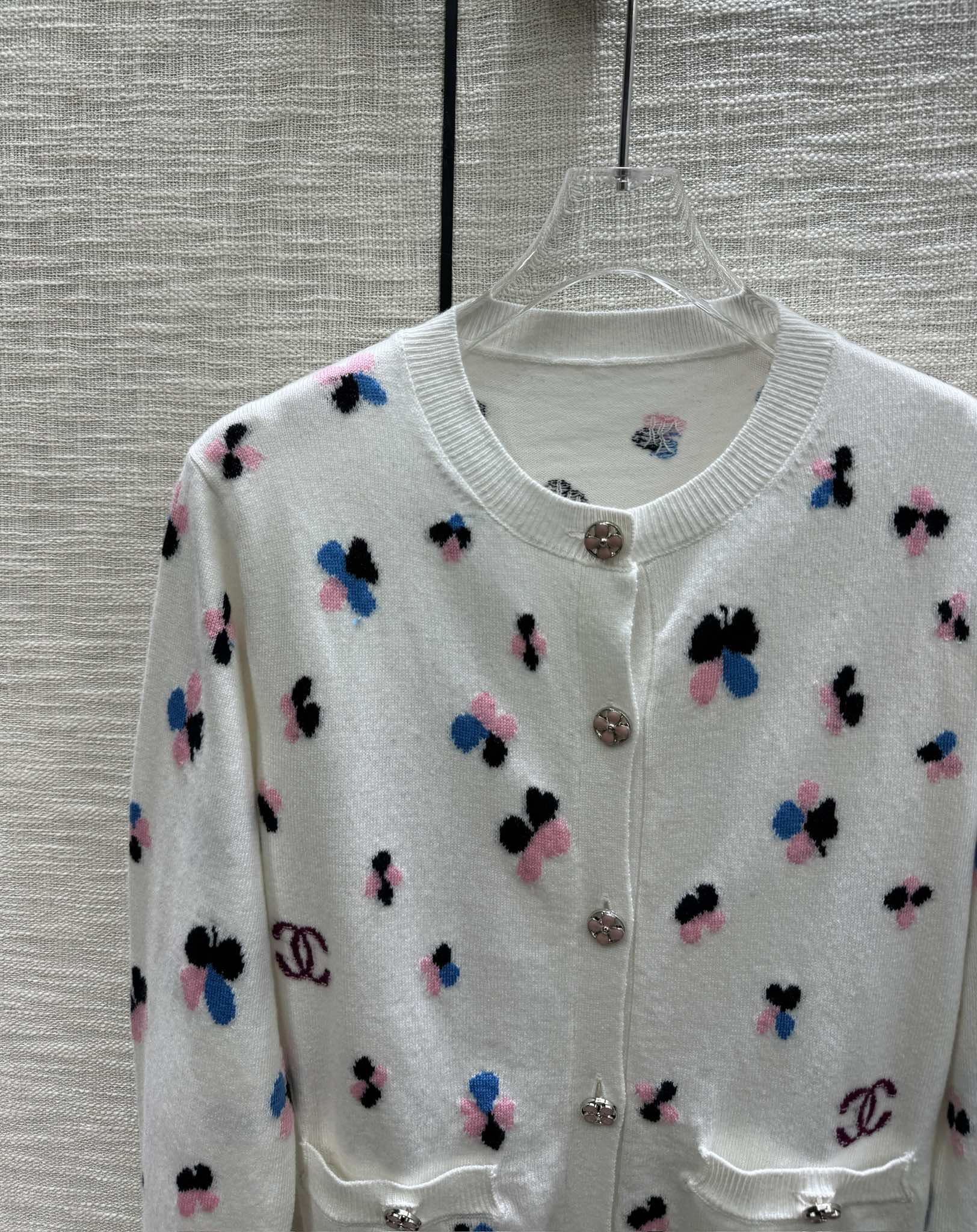 Chanel - Коллекция Métiers d'Art ?Ранняя весна?, 2403-24 - Вязаный кардиган с четырехлистным клевером - Белый