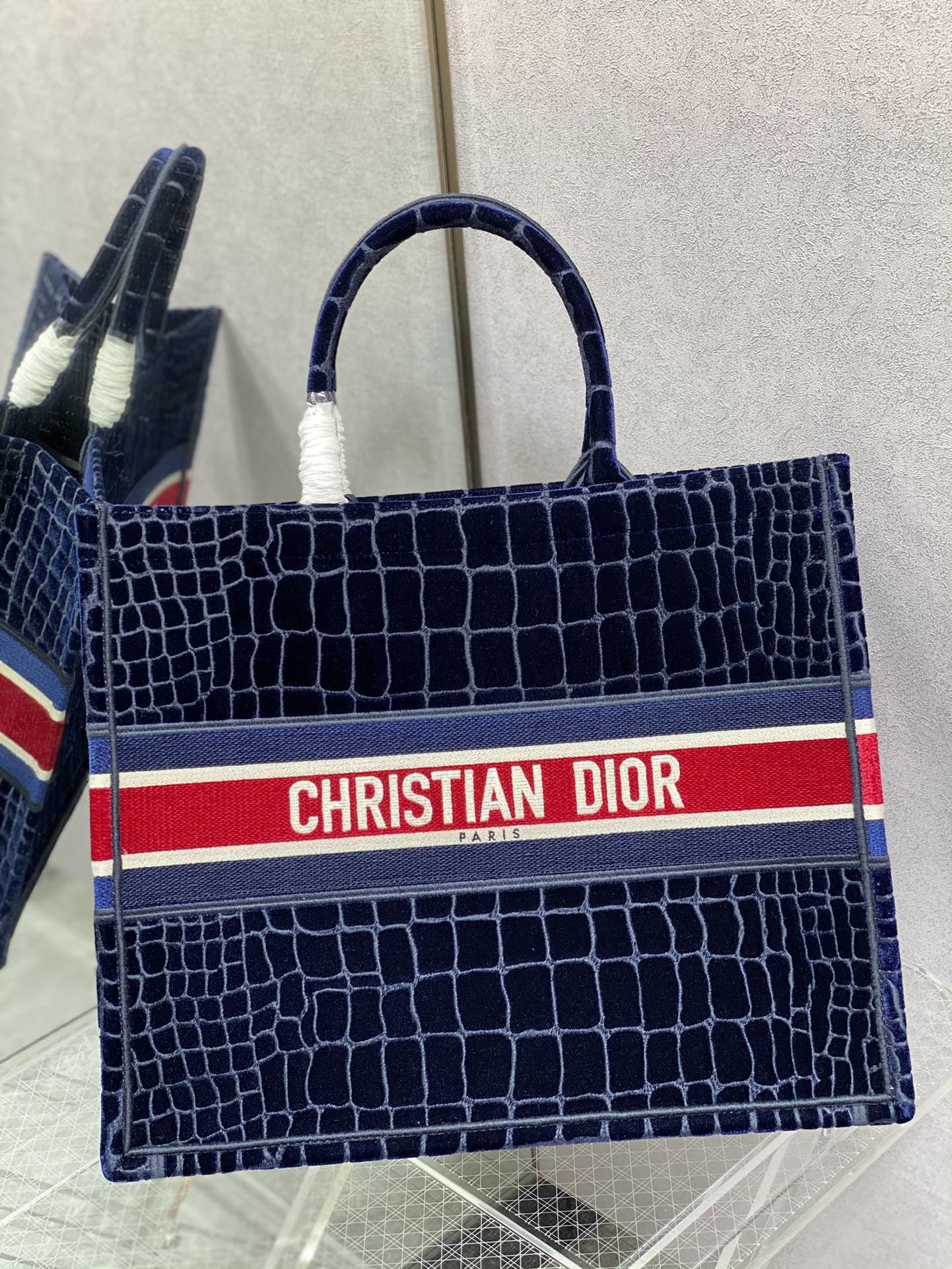 Сумка Dior Book Tote, большой размер 41-5 см, с рисунком под крокодиловую кожу.